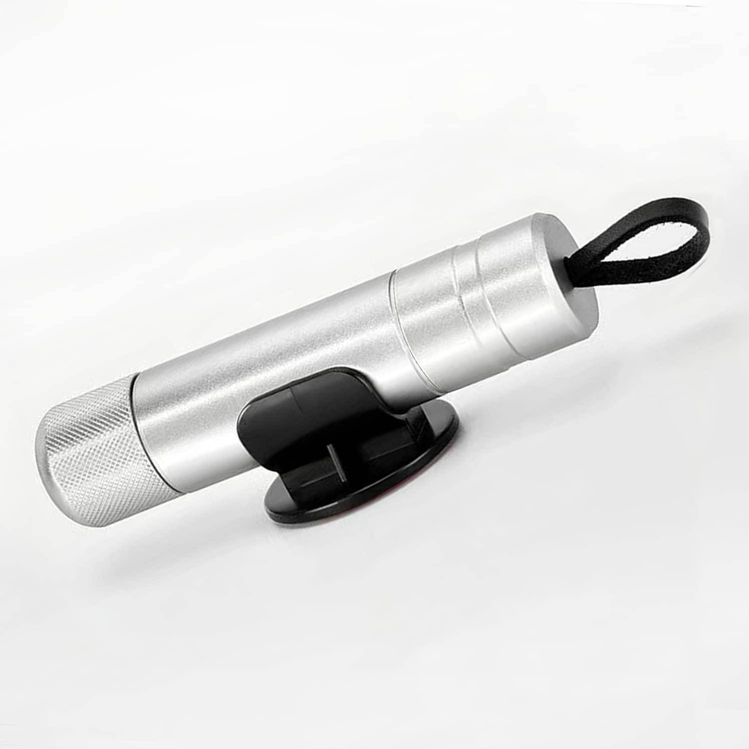 Silberne zylindrische Taschenlampe oder tragbare Taschenlampe mit schwarzem Handgelenkstriemen auf weißem Hintergrund