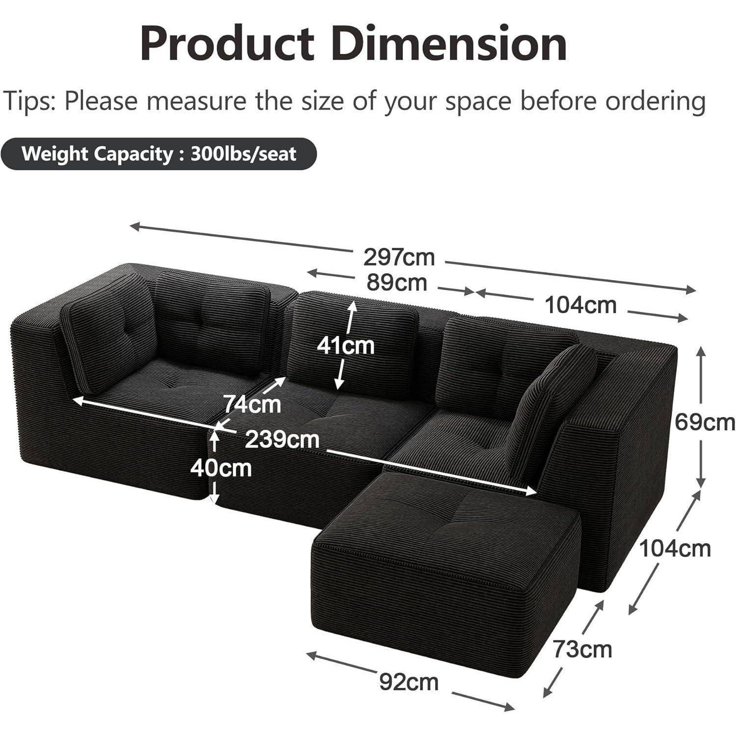 Produktdimensionsdiagramm eines L-förmigen Sektionalsofas mit Ottomane, das die Gesamtgröße von 297 cm Breite, 104 cm Tiefe, 69 cm Höhe, Sitztiefer 74 cm, Sitzhöhe 40 cm und Gewichtskapazität von 300 Pfund pro Sitz zeigt.