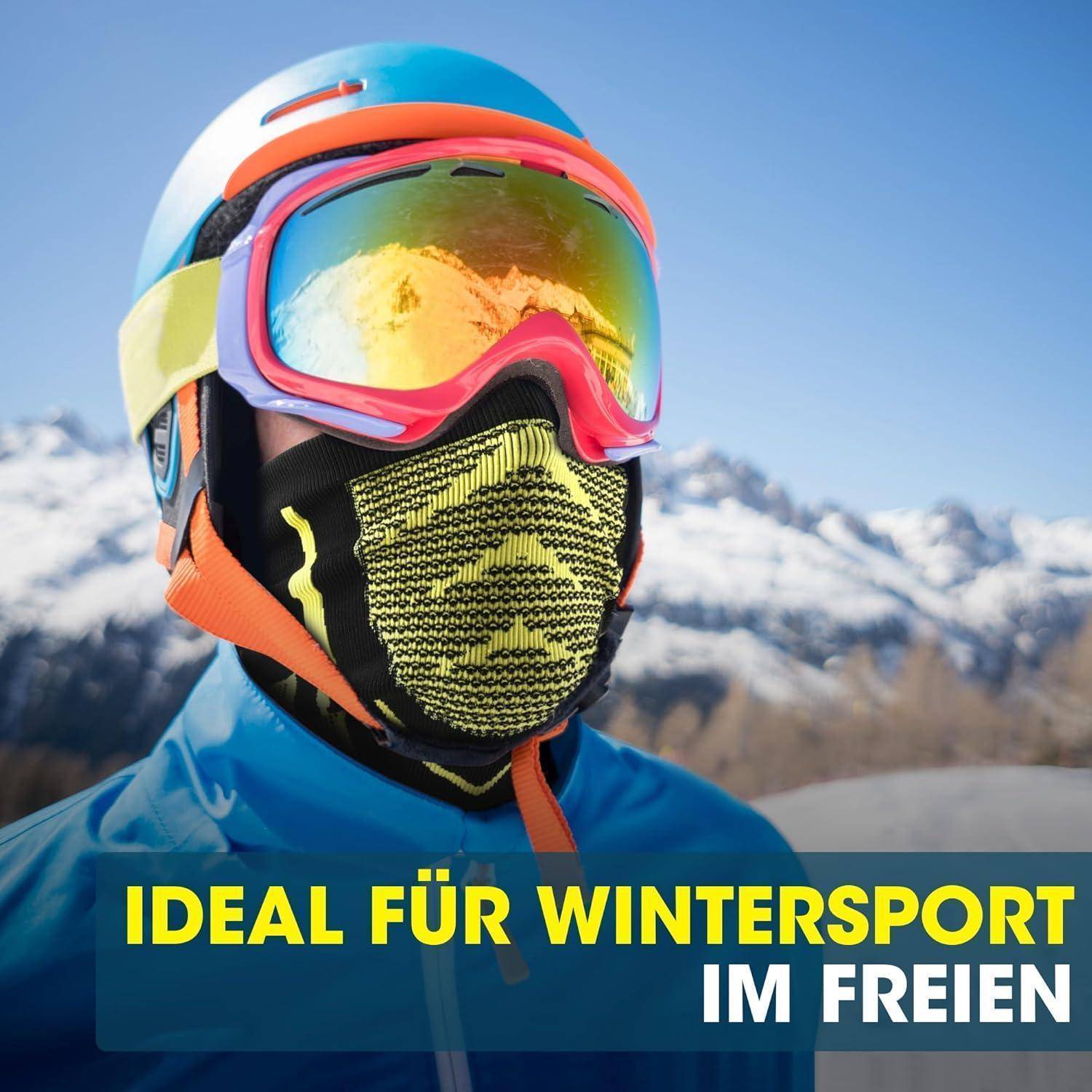 Nahaufnahme eines Skifahrers in Helm, Skibrille und Gesichtsmaske mit verschneiten Bergen im Hintergrund; Banner mit der Aufschrift „IDEAL FÜR WINTERSPORT IM FREIEN