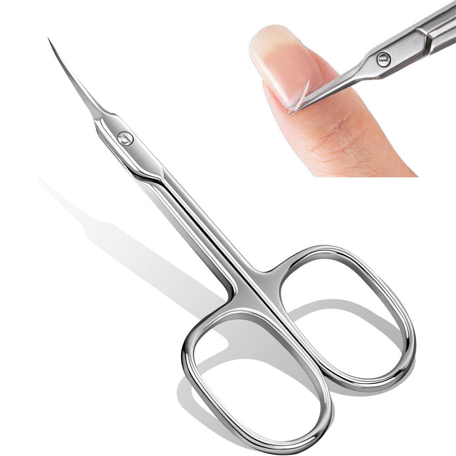 Metallische Nagelhaut-Schere schneidet einen Fingernagel, dargestellt als nahes Schönheitswerkzeug auf weißem Hintergrund.