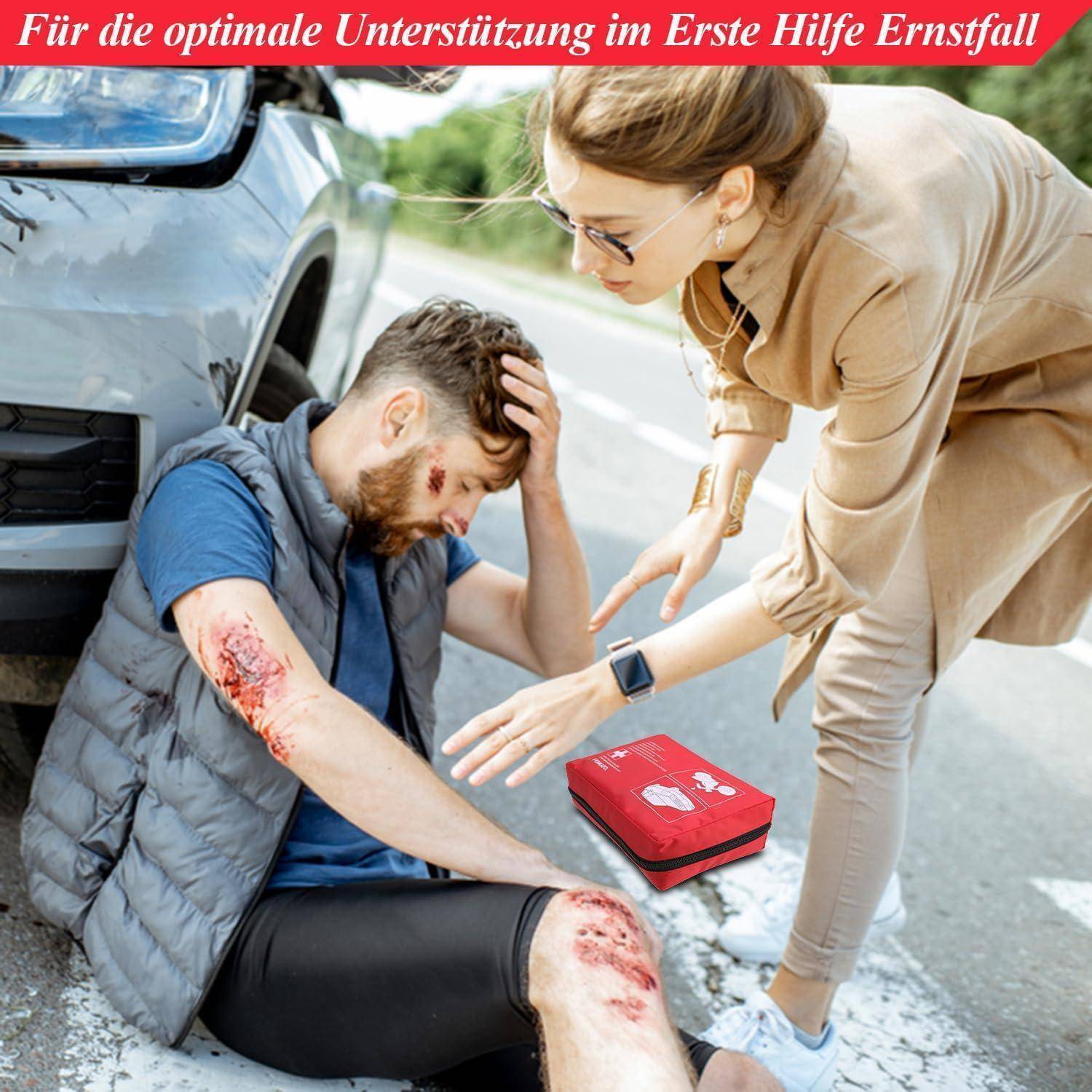 Frau, die einen verletzten Mann unterstützt, der am Straßenrand neben einem Auto sitzt, mit Erste-Hilfe-Kasten und deutschem Banner über optimale Unterstützung in Erste-Hilfe-Notfällen.
