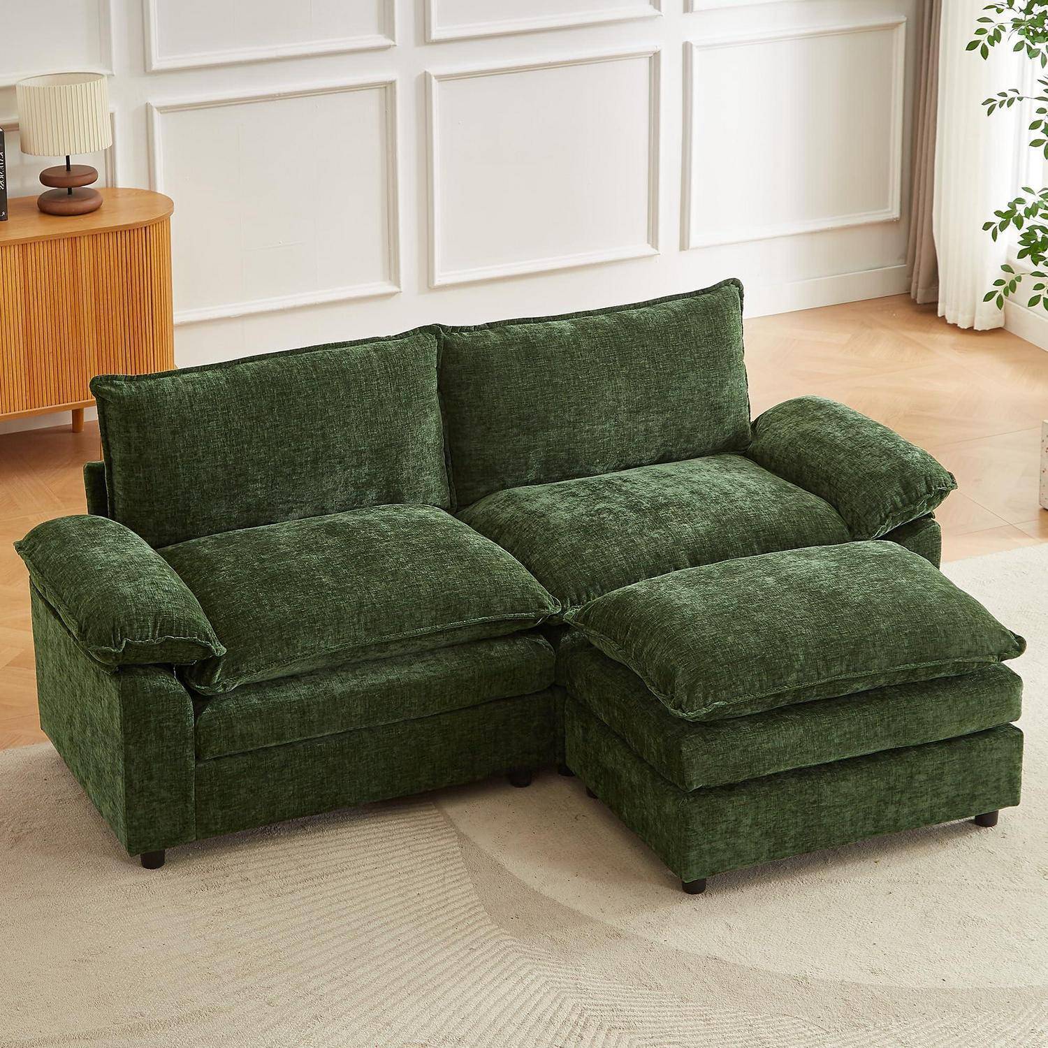 Dunkelblaues Samtsektionalsofa mit Recamiere in einem hellen Wohnzimmer
