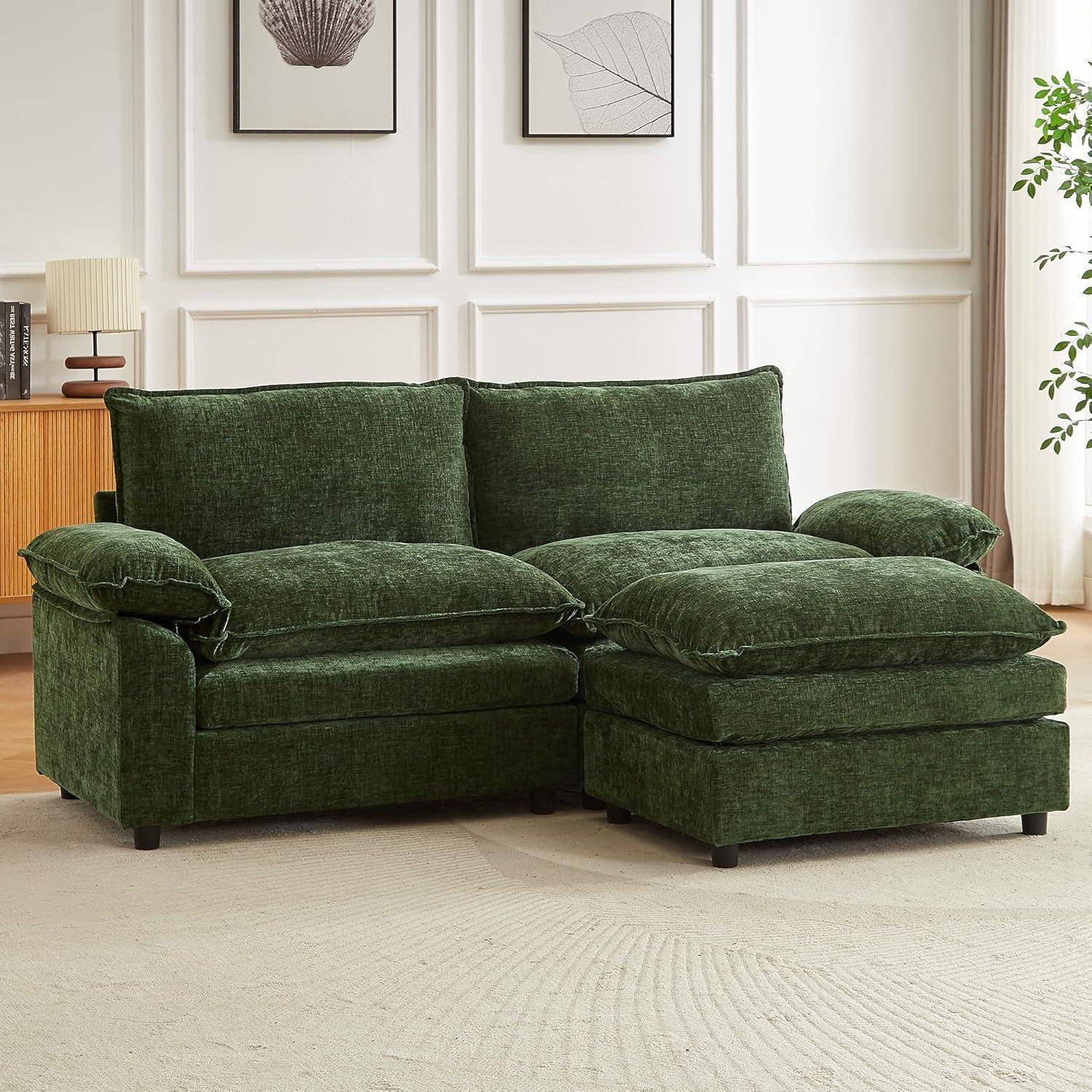 Dunkelgrünes Ecksofa mit weichen Kissen in einem hellen, modernen Wohnzimmer