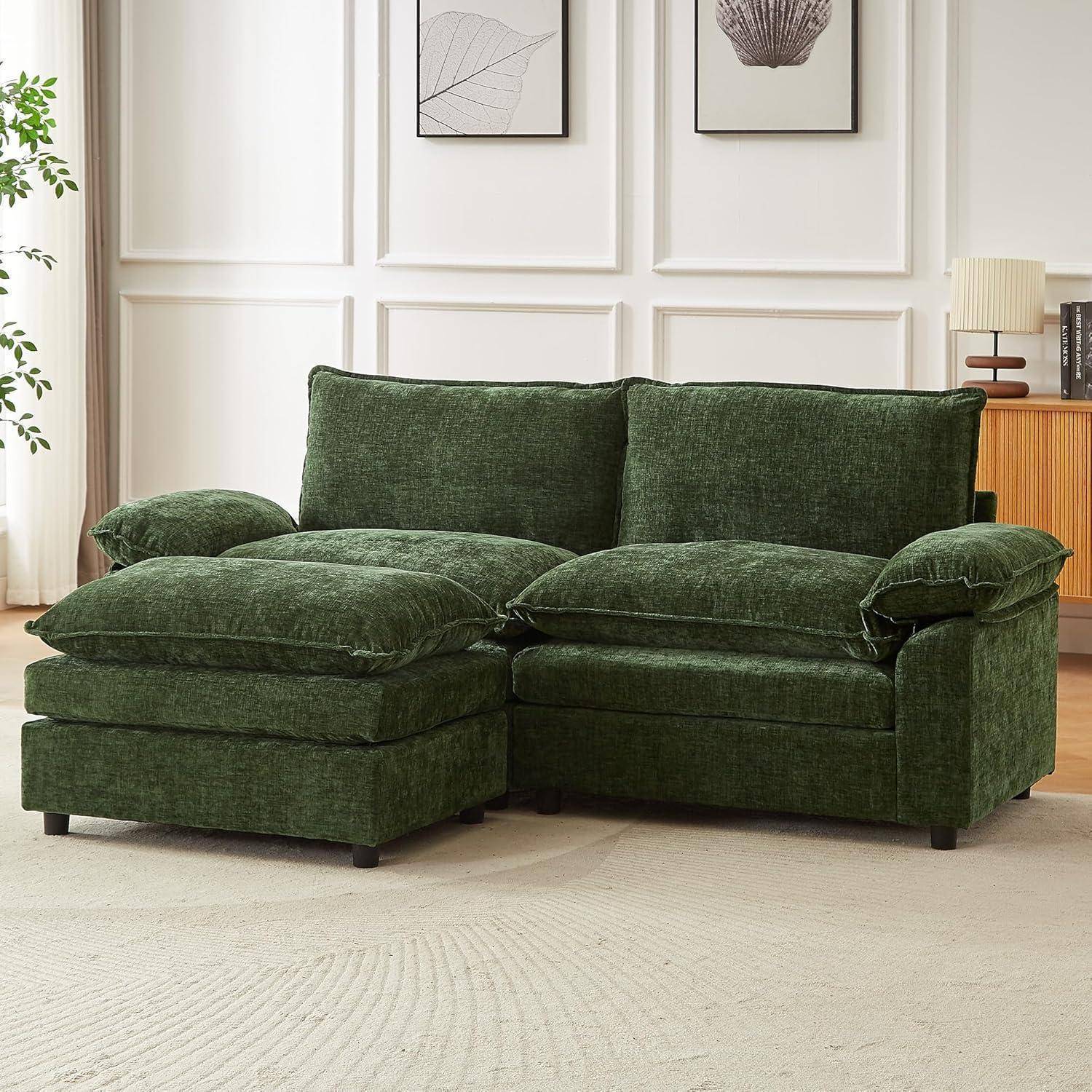 Grünes Samtsektionalsofa mit Chaiselongue in einem hellen modernen Wohnzimmer
