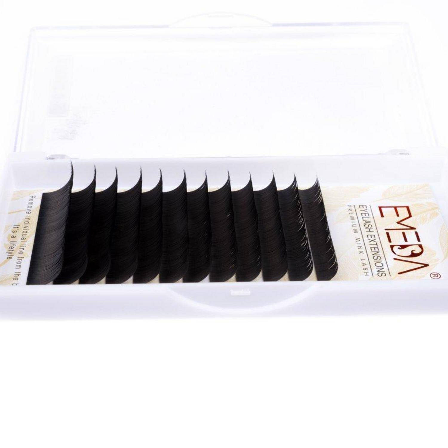 Offene Schachtel mit schwarzen Wimpernverlängerungsstreifen auf einem weißen Tablett, beschriftet mit „EMEISA