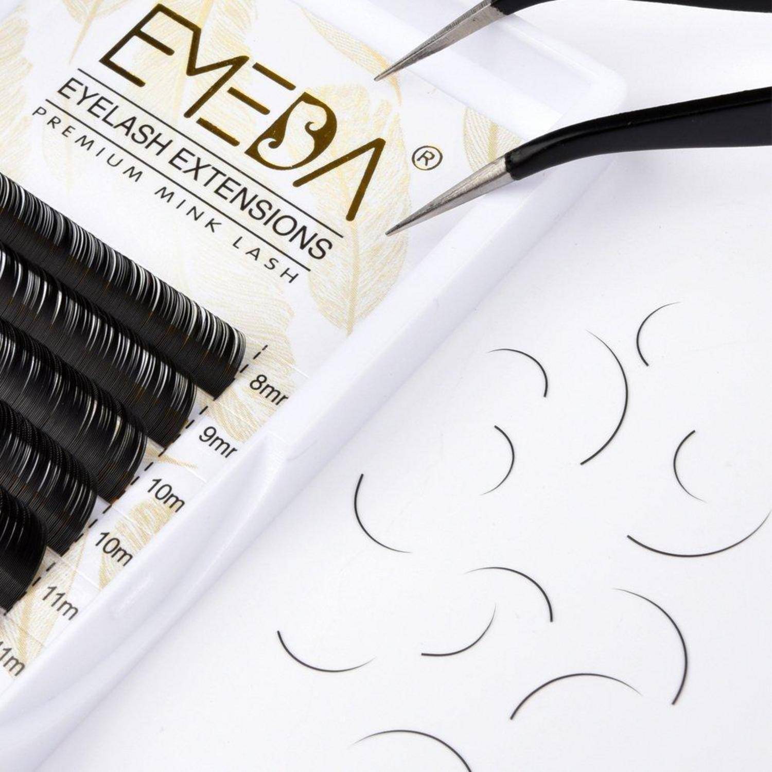 Wimpernverlängerungsmaterialien mit schwarzen Wimpernstreifen, Pinzetten und einem weißen Pad mit gekrümmten Wimpernvermessungsleitfäden und Längenhilfen.