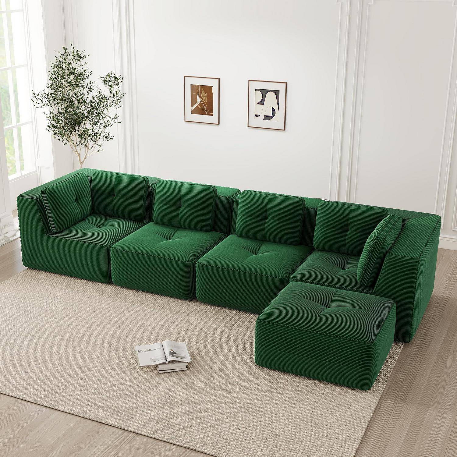 Modernes Wohnzimmer mit einem dunkelgrünen modularen Ecksofa, passendem Hocker, beigem Teppich und Wandkunst im Rahmen neben einem Fenster.
