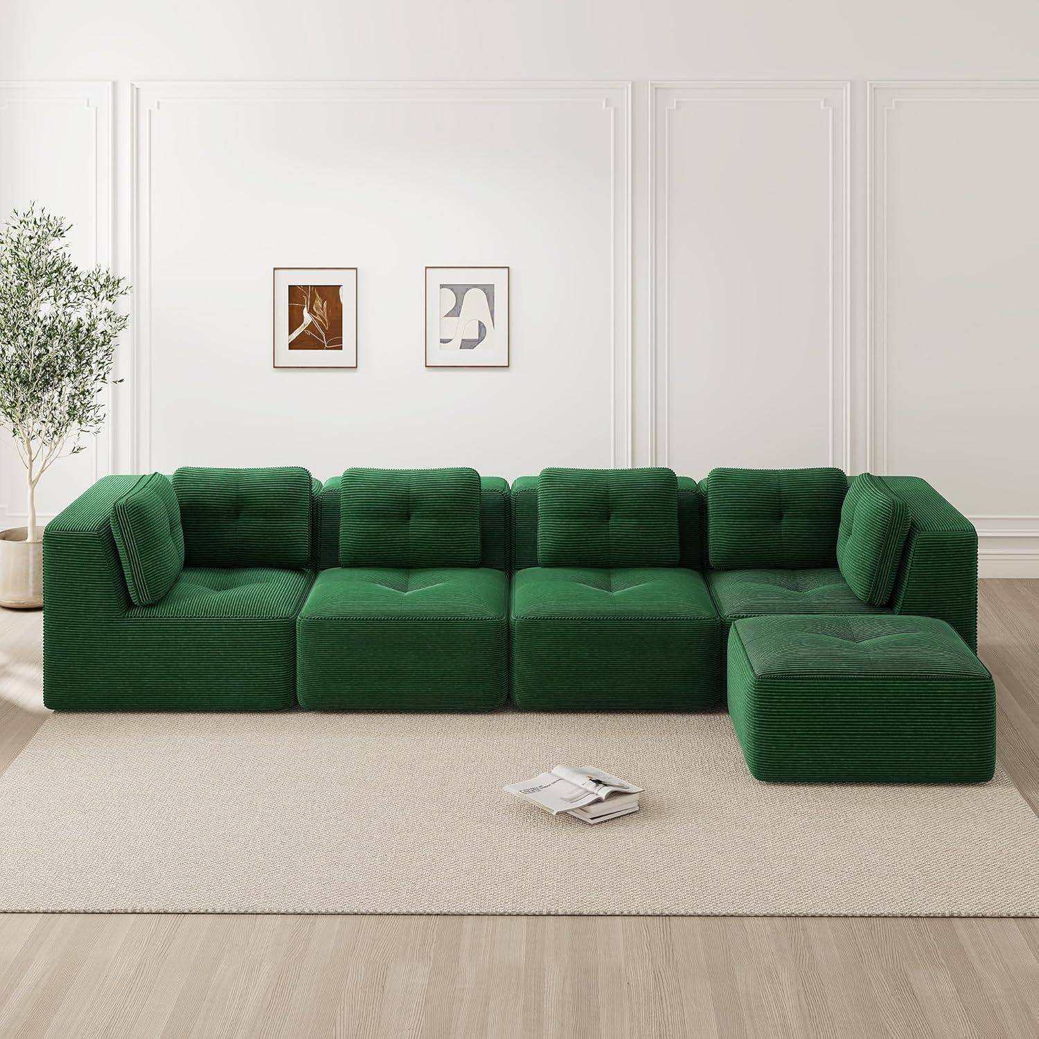 Grünes modulares Ecksofa in einem minimalistischen Wohnzimmer mit eingerahmter Wandkunst, Topfbaum und Zeitschriften auf einem beigen Teppich.