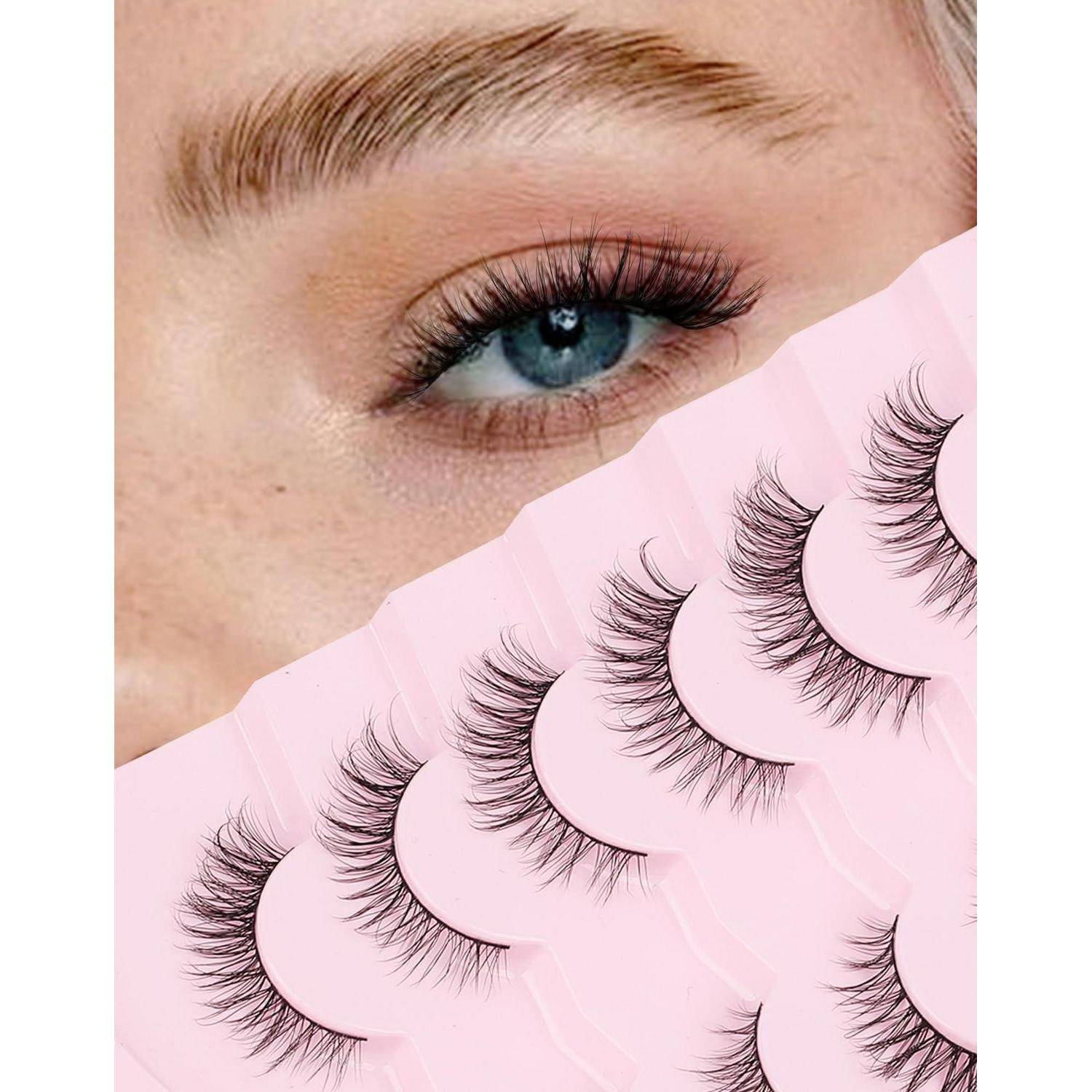 Nahaufnahme eines Frauenauges mit langen falschen Wimpern, neben einem Fächer aus rosa Wimpernstreifen auf Verpackung oder Display gezeigt.