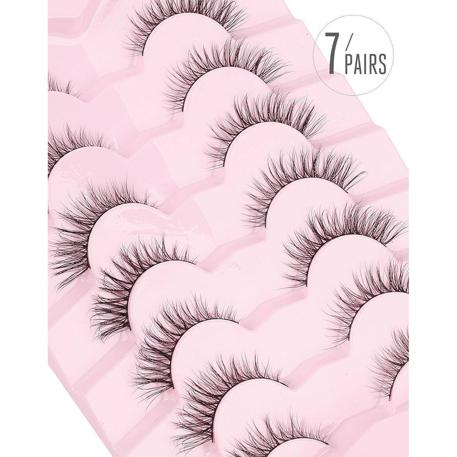 Packung mit 7 Paar falschen Wimpern in rosa Behältern, diagonal gestapelt dargestellt mit einem „7 PAIRS