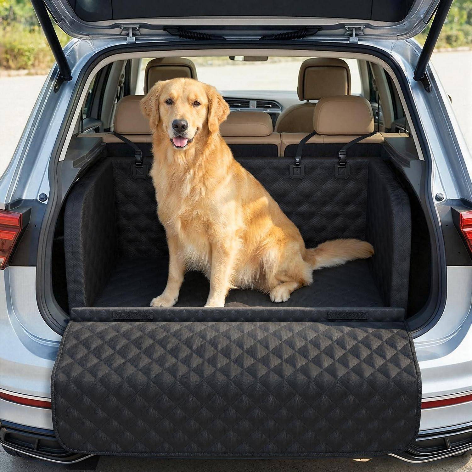 Golden Retriever sitzt im offenen Ladebereich eines SUVs, mit einer gesteppten Hundeschutzmatte, die den Kofferraum schützt.