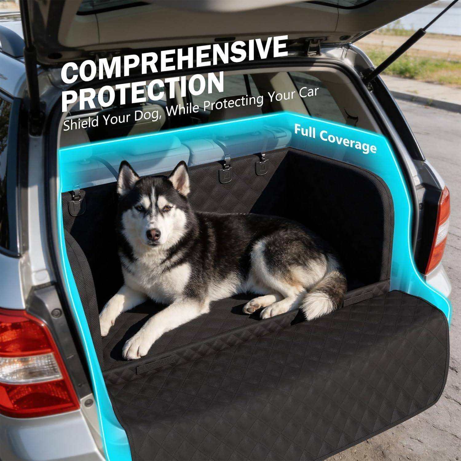 Husky liegt auf einer Kofferraummatte zum Schutz von Haustieren mit den Texten „Umfassender Schutz