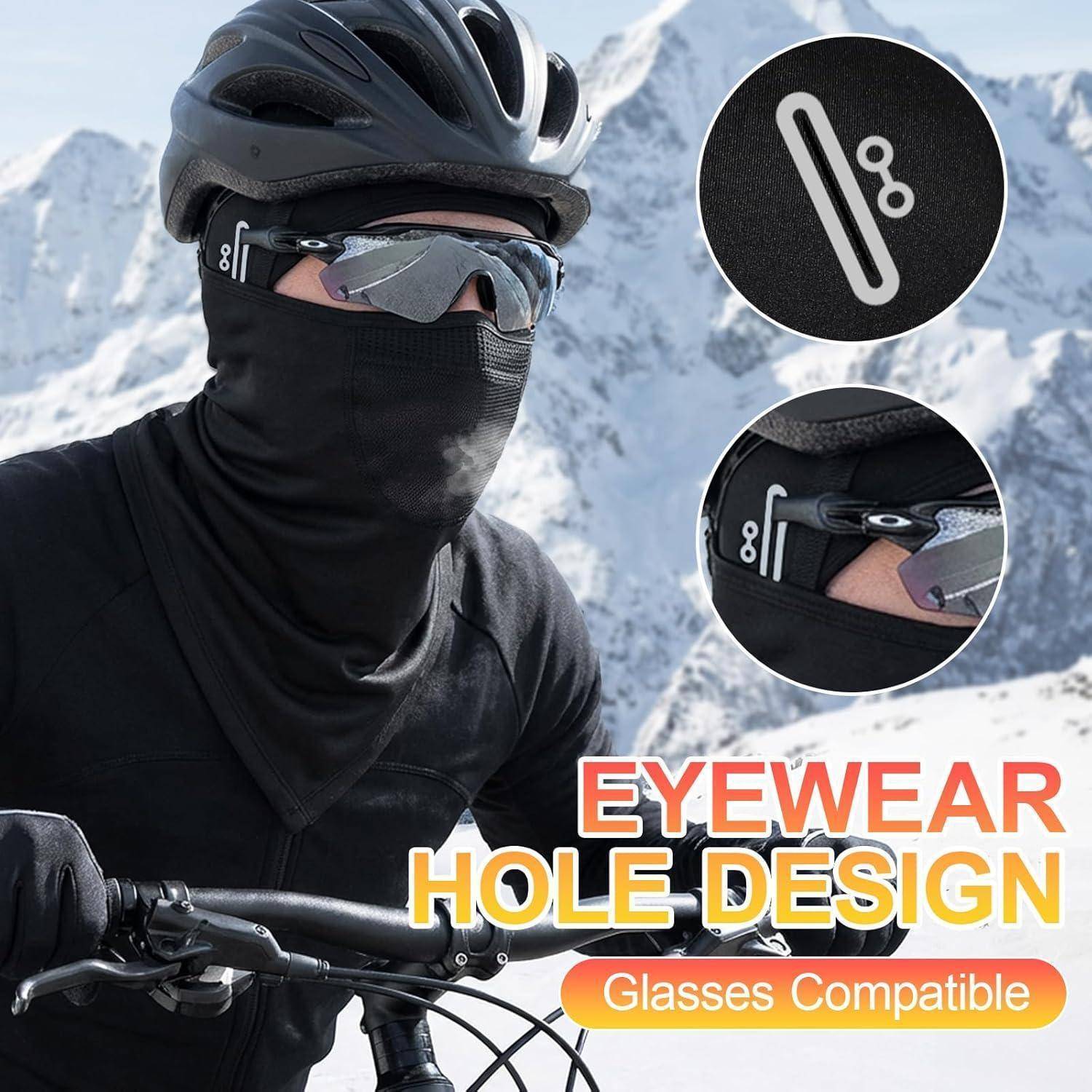 Radfahrer mit Helm, Sturmhaube und Sonnenbrille in verschneiten Bergen, mit Nahaufnahmen zeigt die Sturmhaube das "Augenöffnung-Design"" und ""Brillenkompatibilität"" für Gesichtsbedeckung.