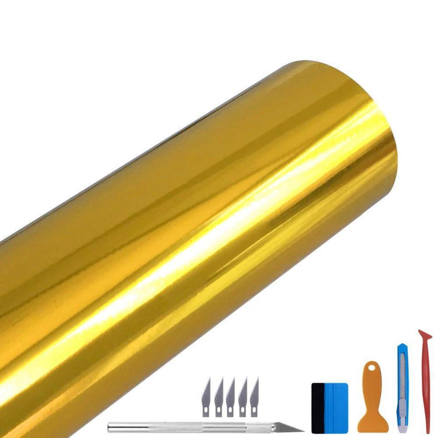 Goldmetallic-Klebstofffolienrolle mit fünf Klingenenschneidern, einem blauen Schaber, orangefarbenem Applikator und Universalmesser auf weißem Hintergrund.