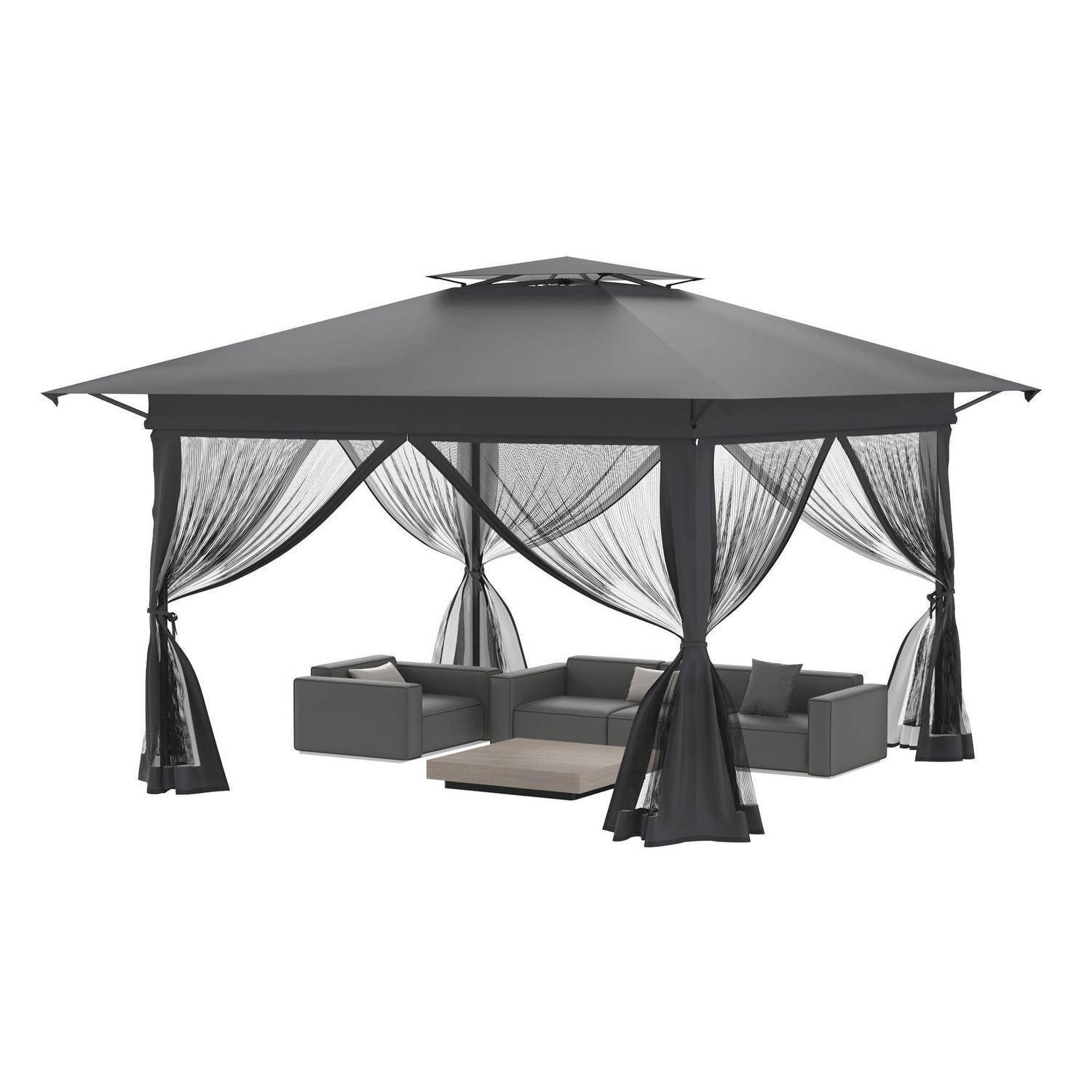 Gartenlaube mit dunklem Dach und transparenten Vorhängen, eingerichtet mit einem grauen Ecksofa und niedrigem Couchtisch.