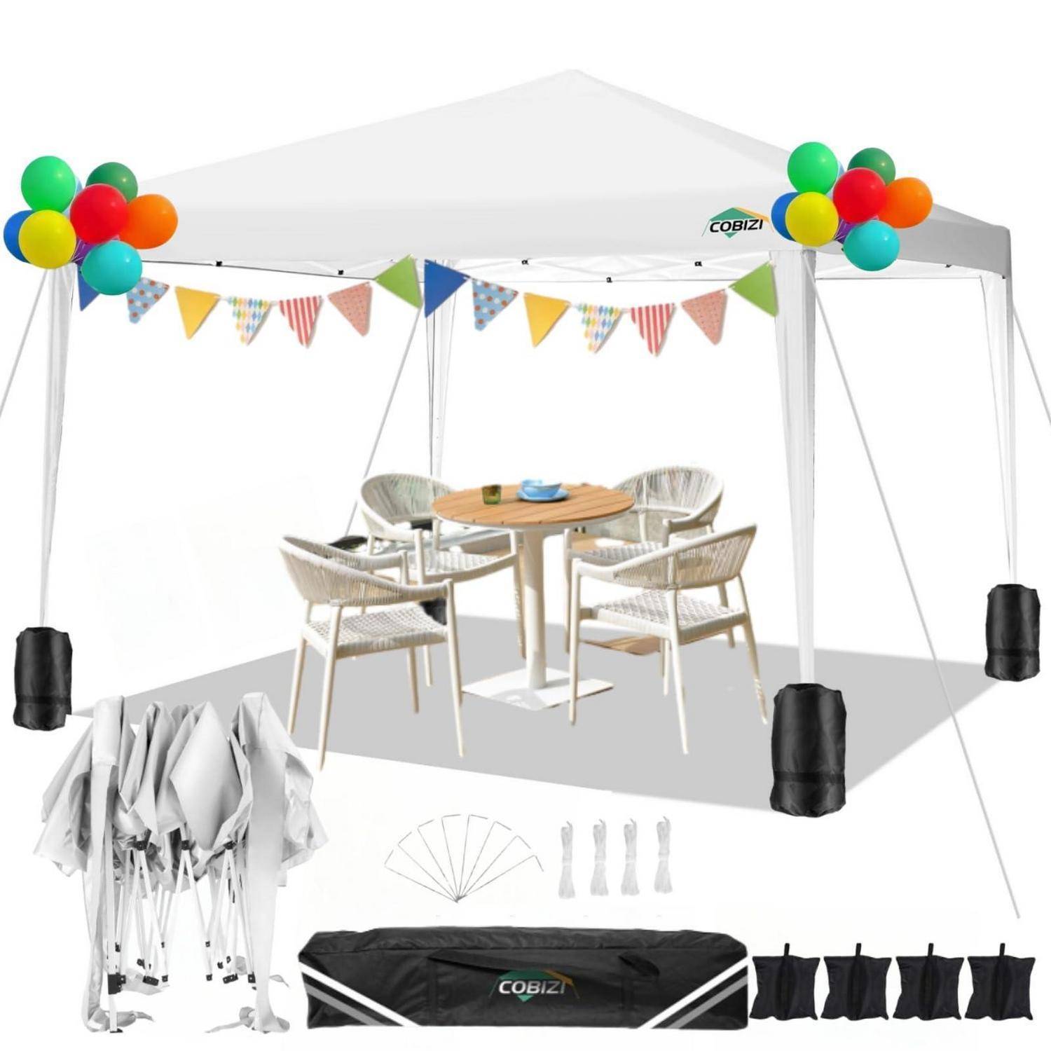 Weißes Popup-Partyzelt-Set mit Wimpelketten, Ballontrauben, Tisch und vier Stühlen, gezeigt mit zusammengelegtem Zelt, Stangen, Gewichten und Tragetaschen.