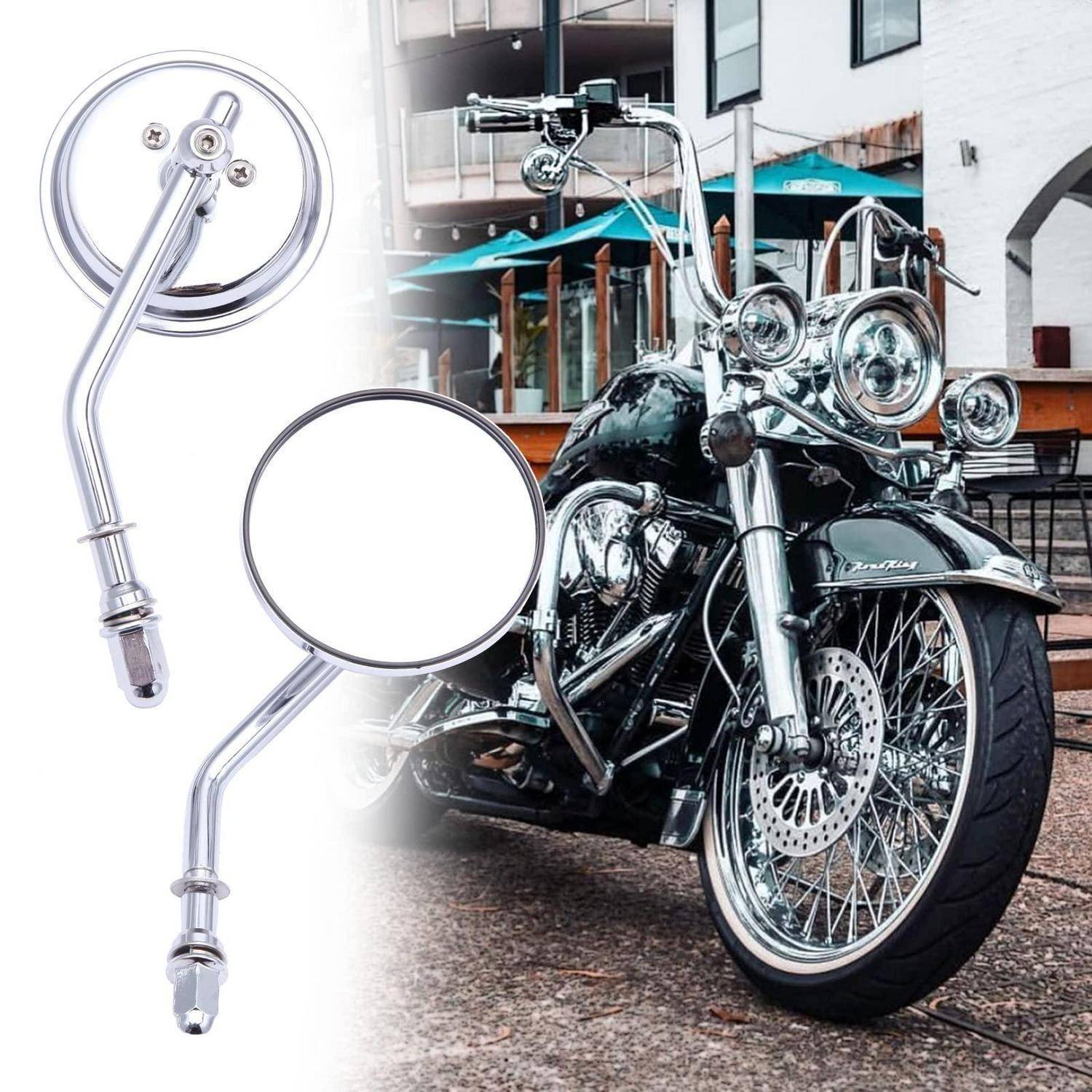 Chrome-Motorradaussenspiegel neben einem benutzerdefinierten Cruiser-Motorrad, das draußen auf einer Terrasse geparkt ist.