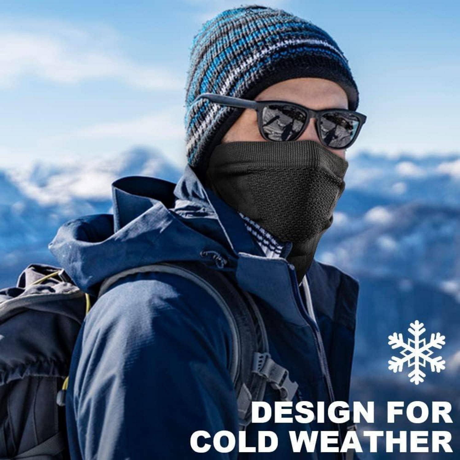 Wanderer mit Maske in Winterausrüstung mit Rucksack und Sonnenbrille in schneebedeckten Bergen, überlagert mit dem Text „DESIGN FÜR KALTWETTER