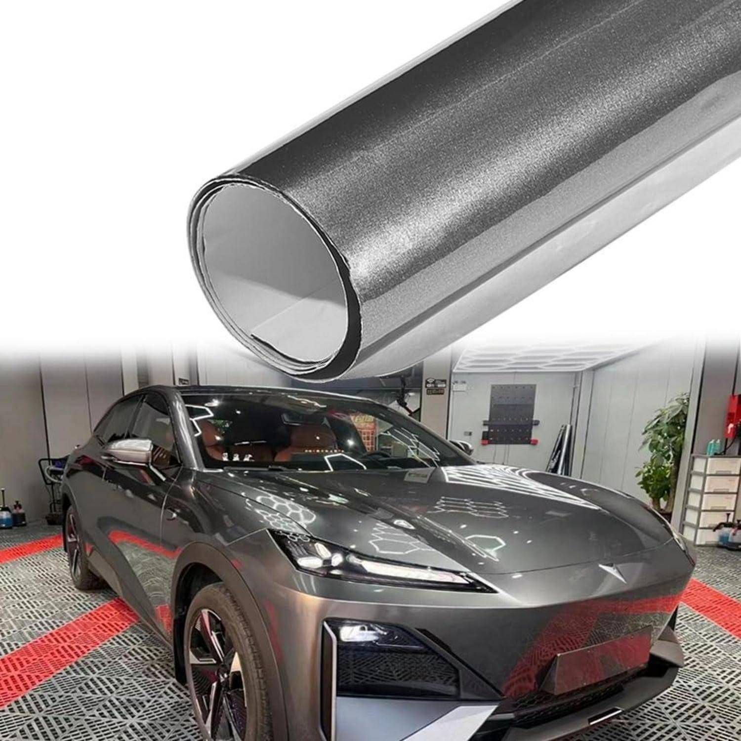 Silberne reflektierende Vinyl-Folie auf einem dunkelgrauen SUV in einer Garage, mit einer Nahaufnahme einer Filmrolle oben als verwendetes Material.
