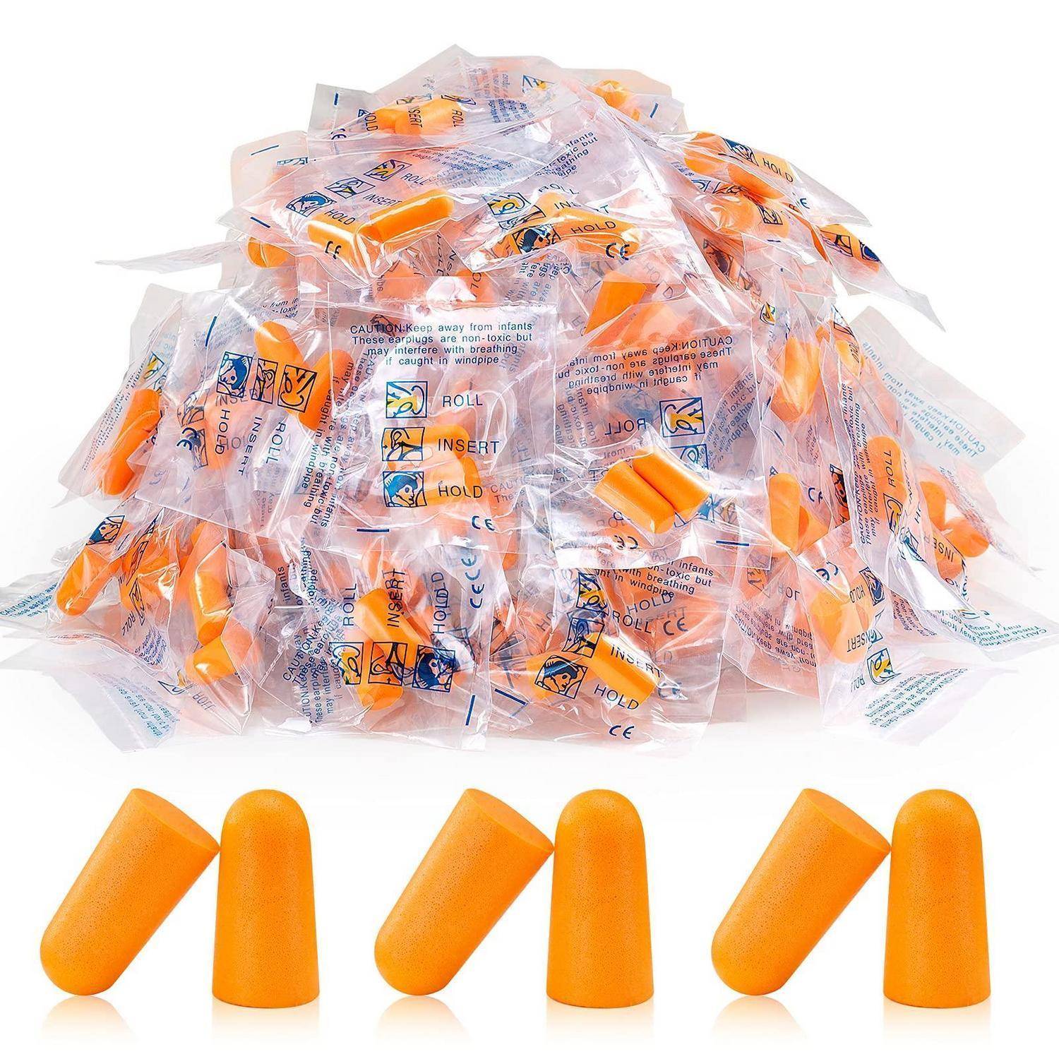 Stapel von einzeln verpackten orangefarbenen Schaumstoff-Ohrstöpseln, mit drei ausgepackten Paaren unten auf weißem Hintergrund gezeigt.