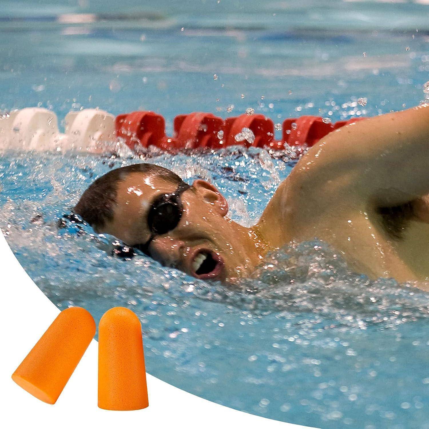 Schwimmer mit Schwimmbrille beim Freistilschwimmen im Becken, darunter orange Schaumstoff-Ohrstöpsel dargestellt.