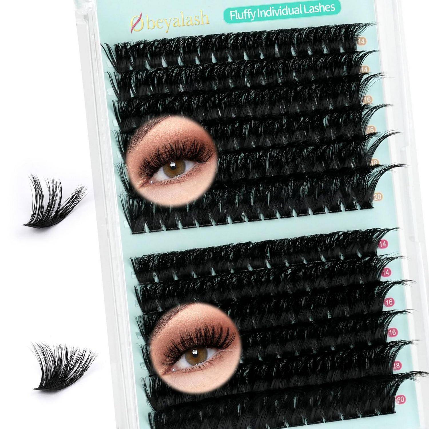 Packung schwarzer individueller Kunstwimpern auf einem hellblauen Tablett, mit zwei Nahaufnahmefotos von Augen, die den angewendeten Wimpernstil zeigen.