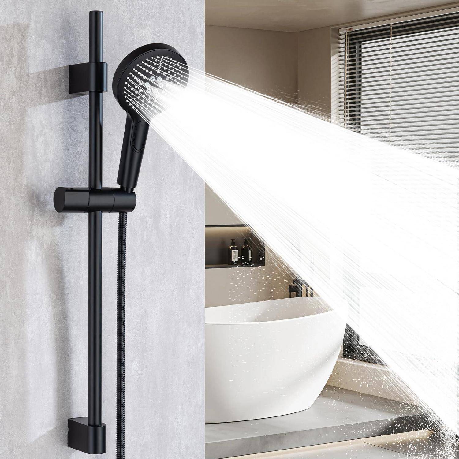 Schwarze tragbare Dusche auf vertikaler Schiene sprüht breiten Wasserstrom in modernes Badezimmer mit freistehender Badewanne.