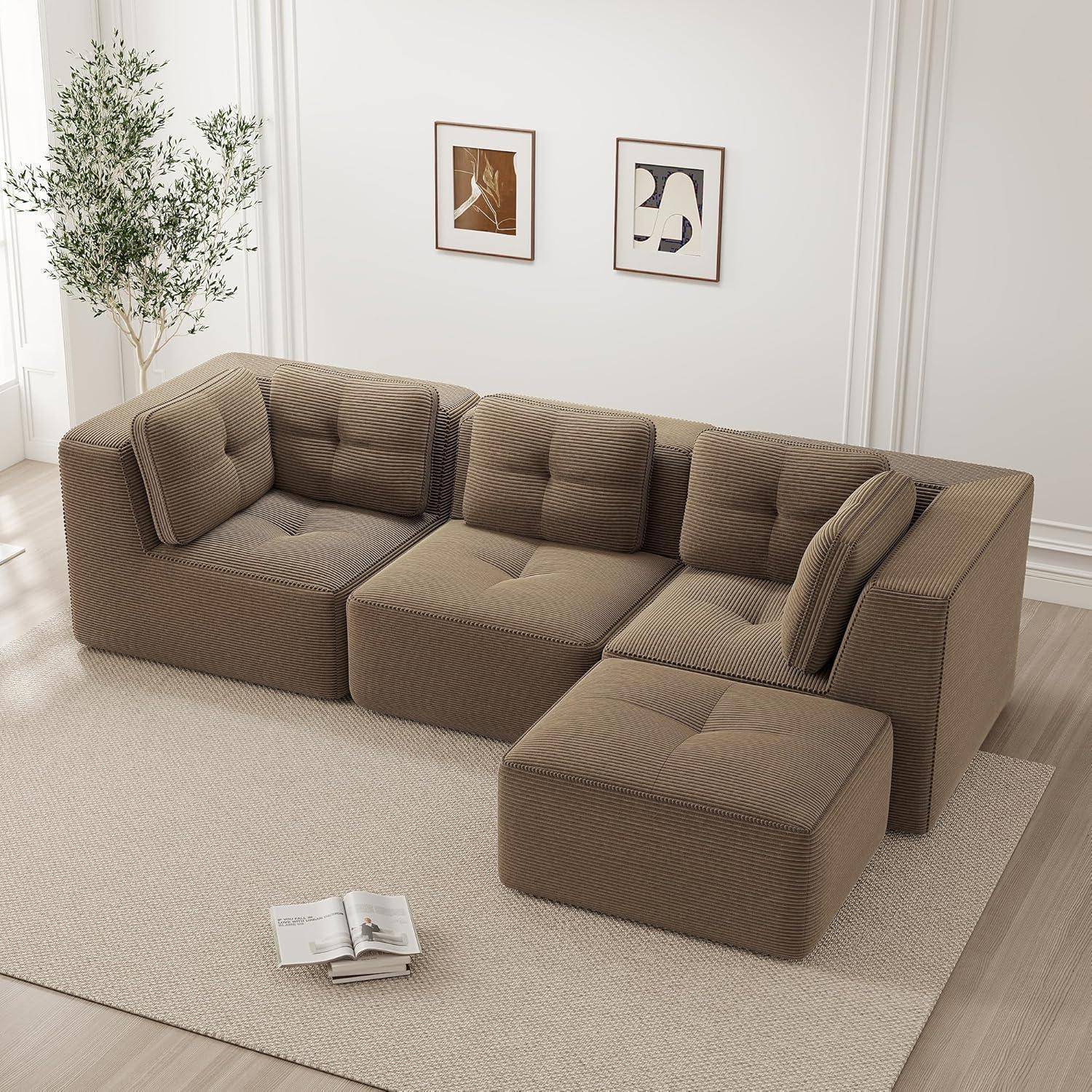Braunes modulares Sofa mit Chaiselongue und Kissen in einem minimalistischen Wohnzimmer mit Wandkunst, Pflanze und aufgeschlagenem Buch auf dem Teppich.