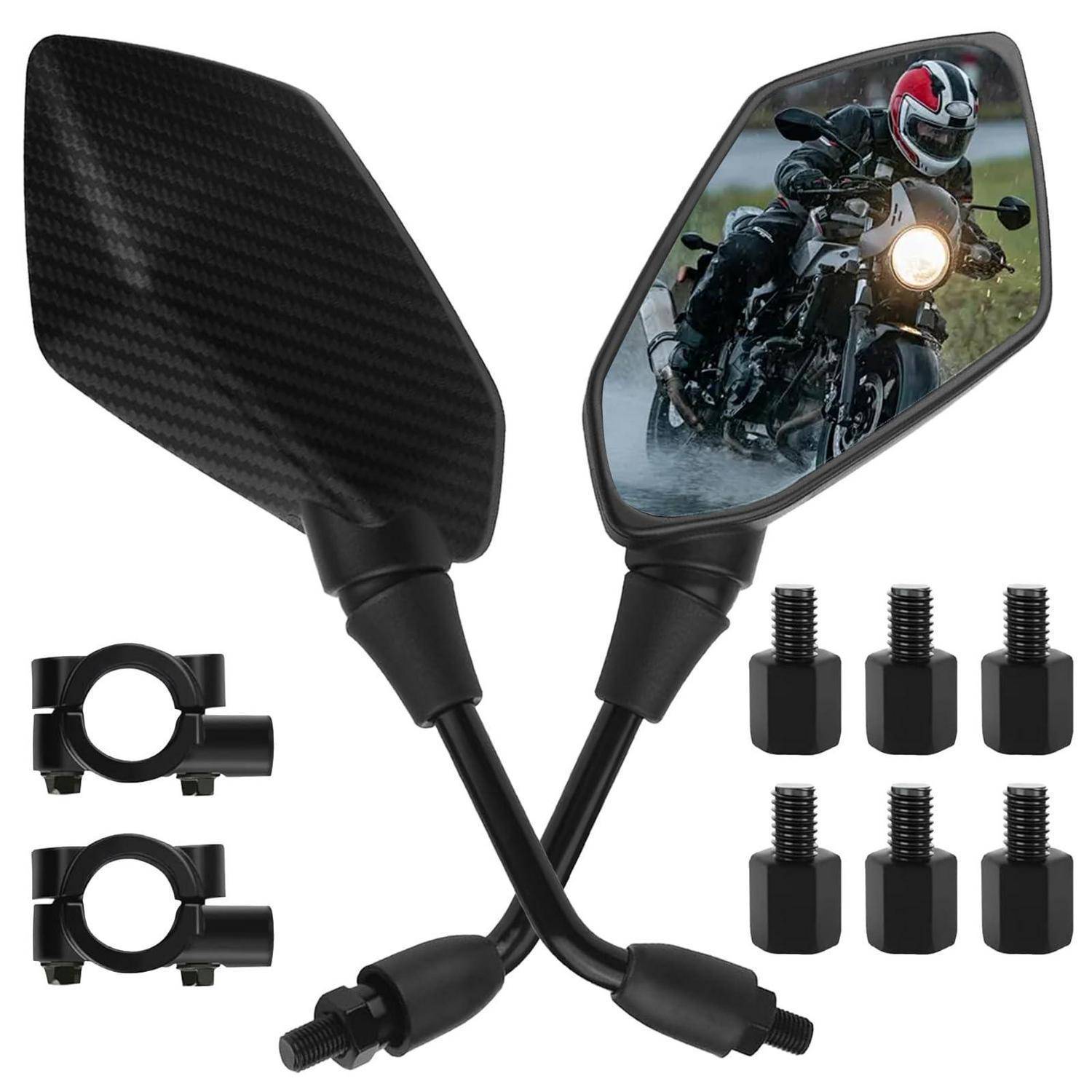 Paar Motorrad-Rückspiegel mit schwarzer Kohlefaser-Optik, einer zeigt die Reflexion eines Fahrers, einschließlich Lenkerhalterungen und Adapterschrauben.