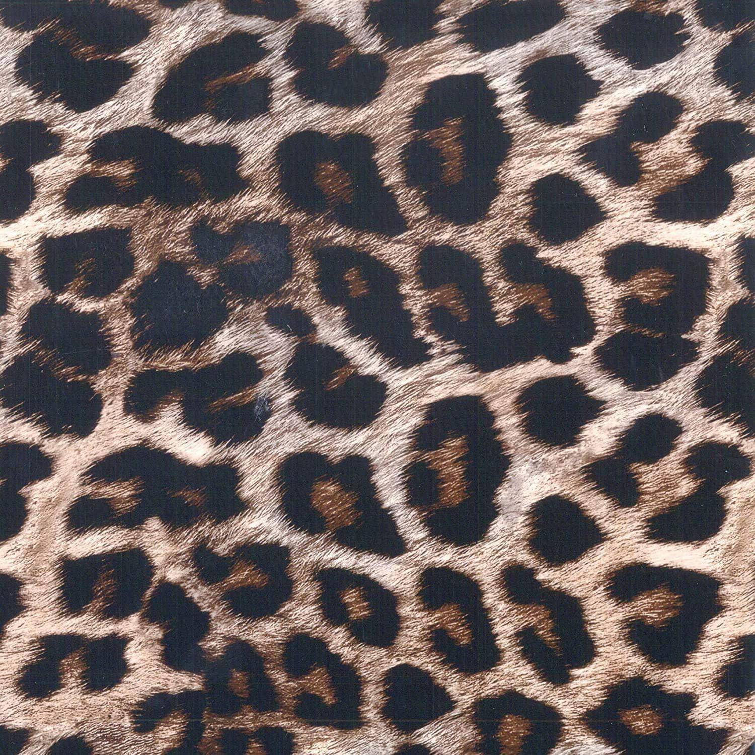 Nahaufnahme von Leopardenmuster-Stoff mit beigem Hintergrund und dunklen Rosetten, das das gesamte Bild ausfüllt.
