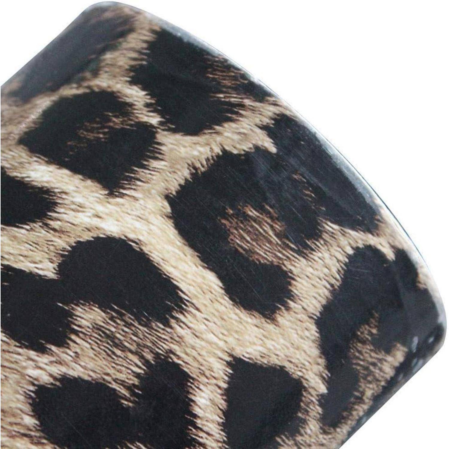 Nahaufnahme eines Leopardenmuster-Stoffs oder strukturierten Accessoires mit beigen und schwarzen Flecken auf weißem Hintergrund.