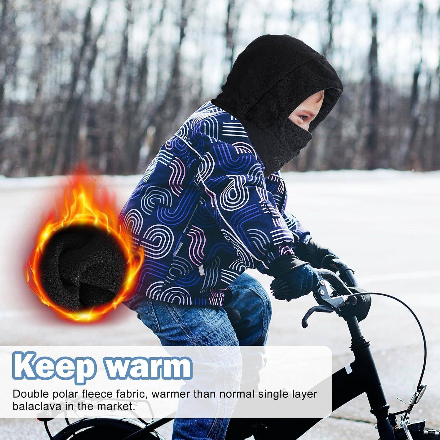 Kind fährt im Winter Fahrrad und trägt eine Sturmhaube und eine gemusterte Jacke, mit einem Textbanner 