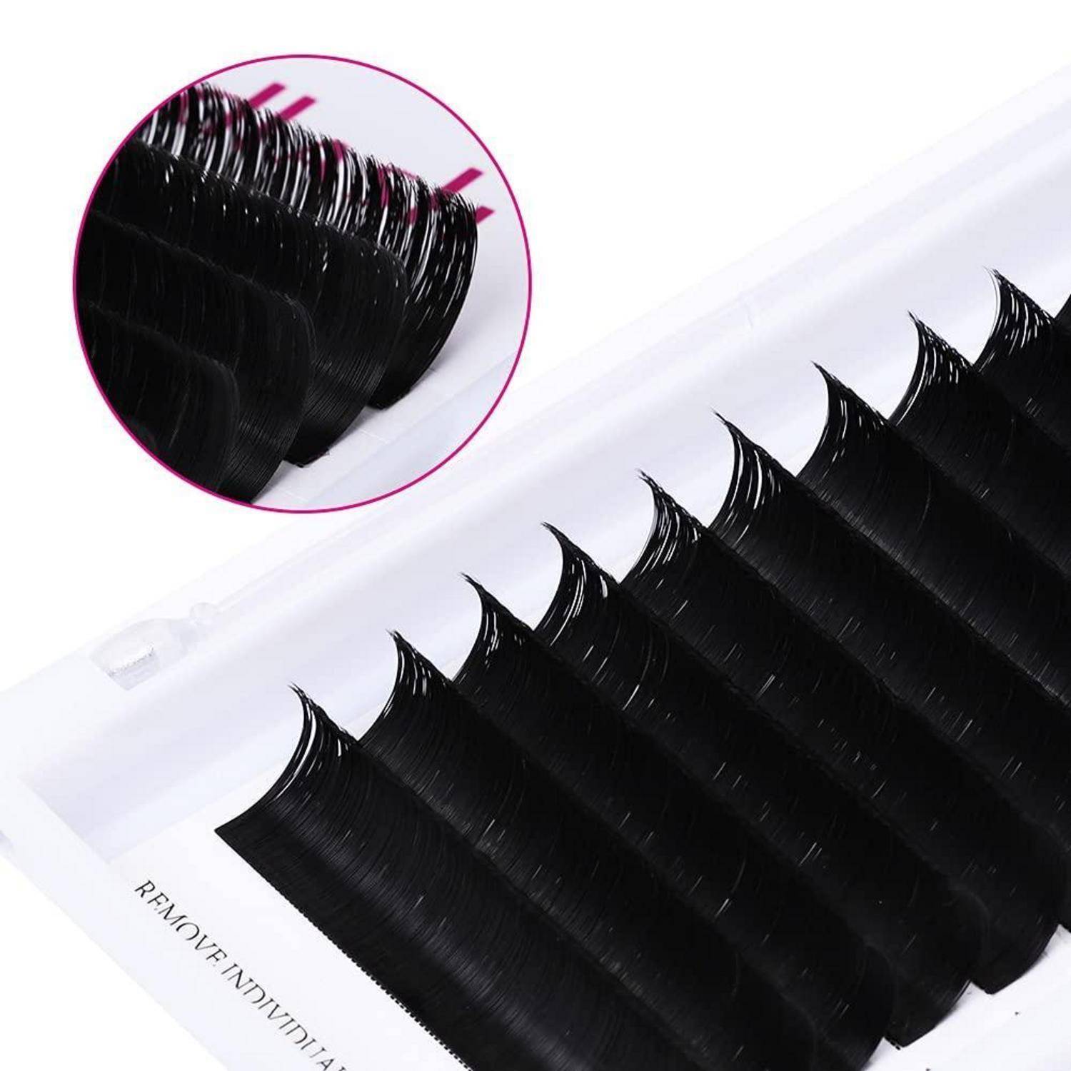 Weiße Tablett mit schwarzen Wimpernverlängerungsstreifen, mit einer kreisförmigen Vergrößerung, die die feinen gekrümmten Wimpernspitzen zeigt.