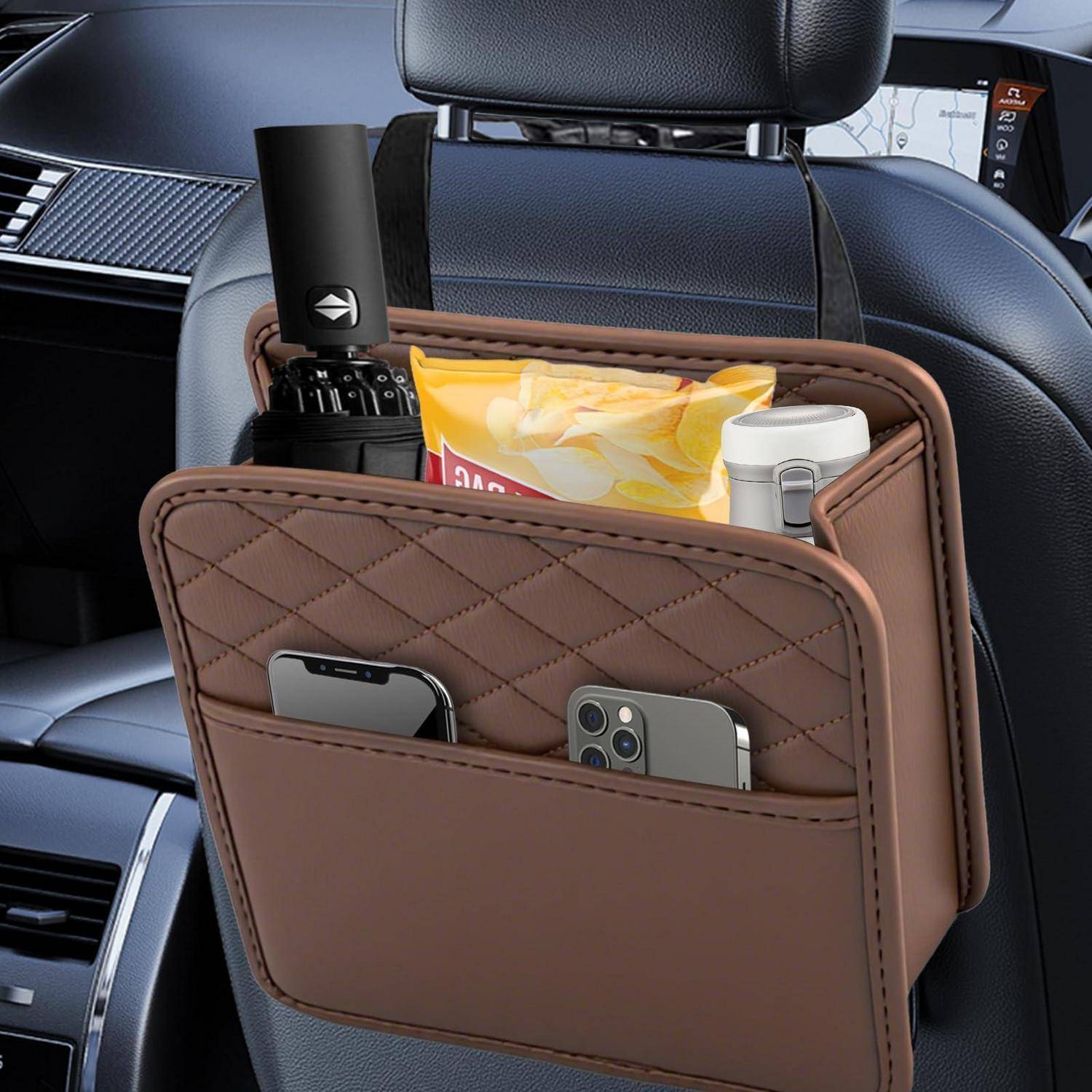 Braune gesteppte Autositzorganizer hängt an einer Kopfstütze und hält ein Telefon, einen Regenschirm, Taschentücher und eine Tasse in einem Autoinnenraum.
