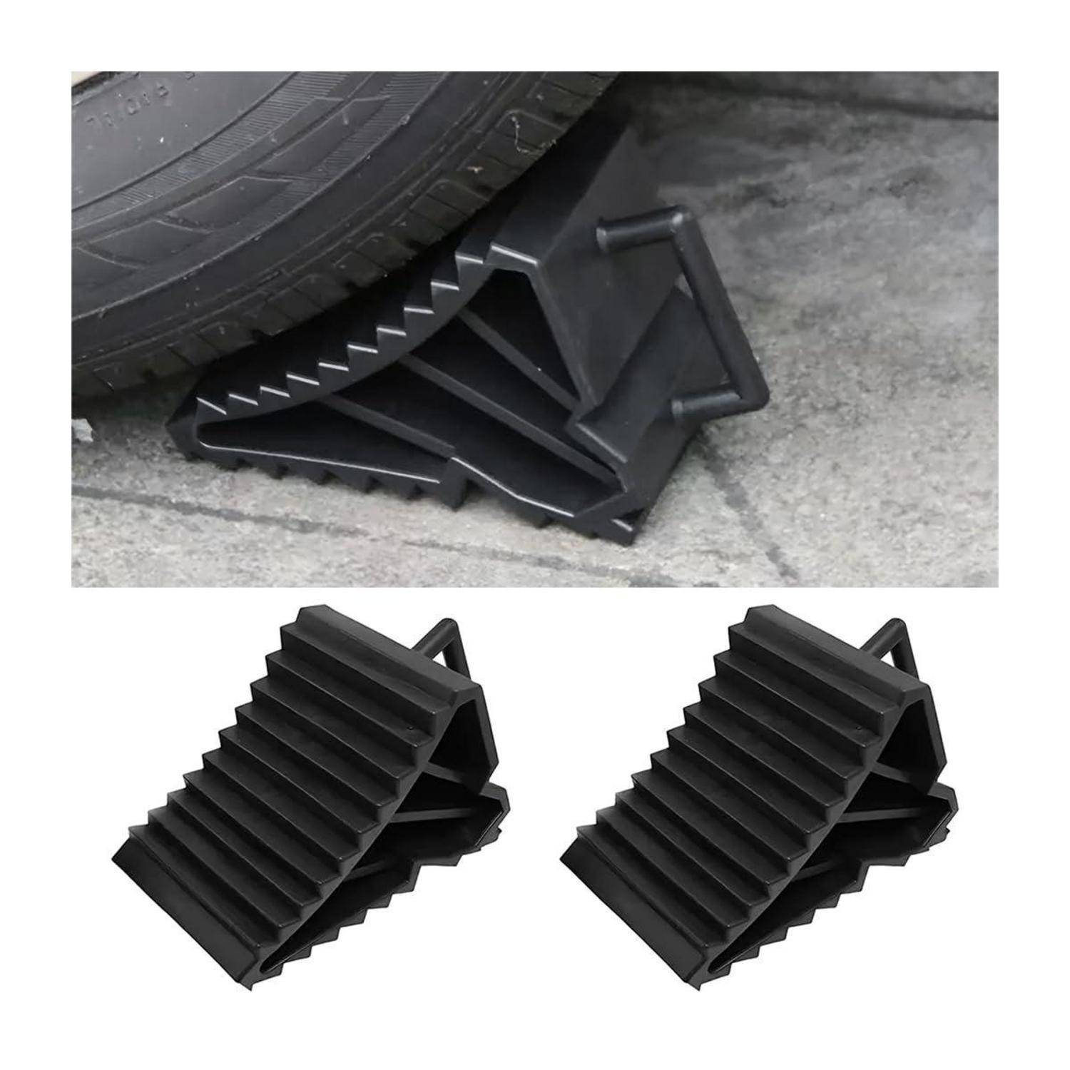 Schwarze Kunststoff-Radkeile unter einem Reifen, shown in use und als ein Paar tragbarer Anti-Roll-Rampen.