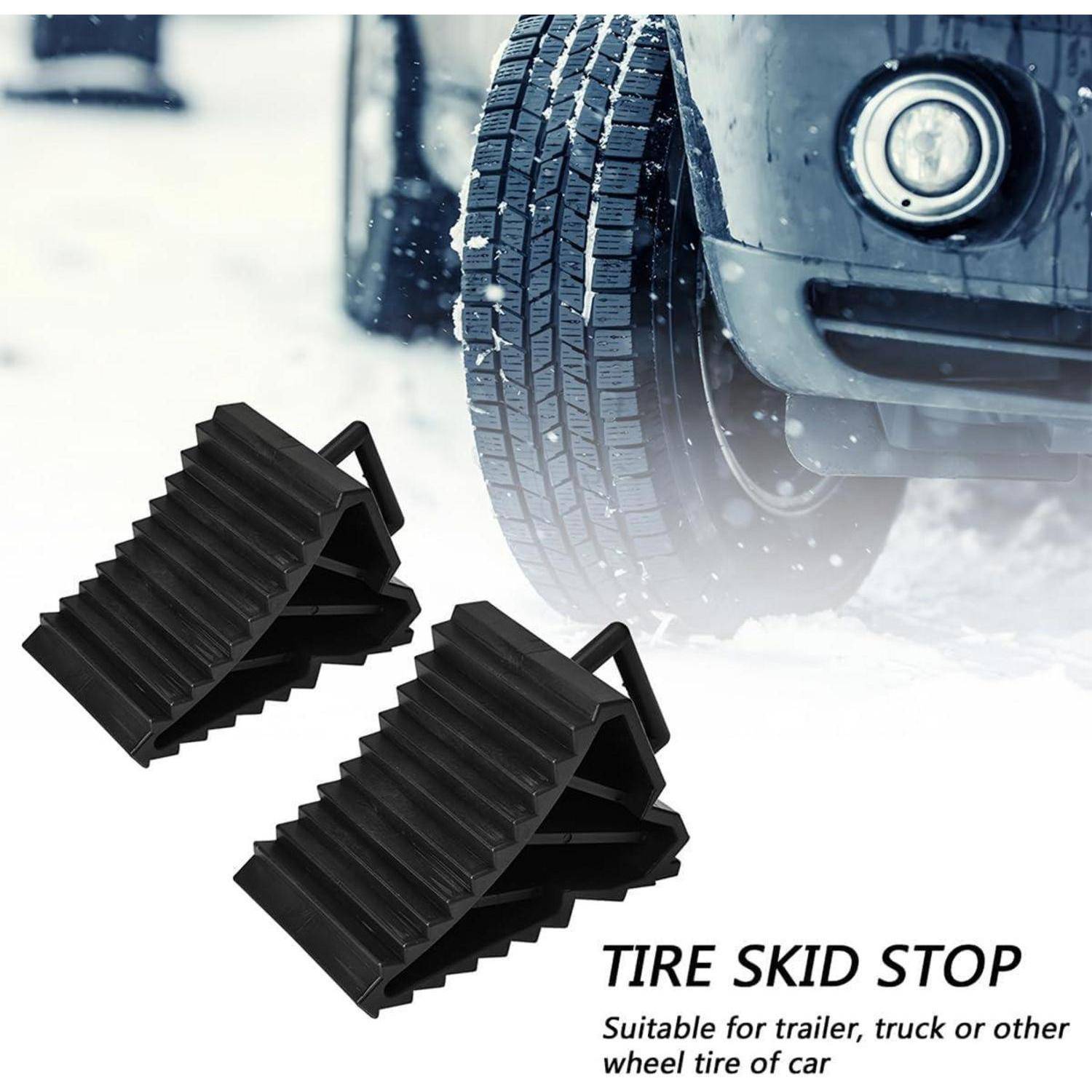Zwei schwarze gerippte Gummireifenkeil neben einem Autoreifen im Schnee, mit dem Text „TIRE SKID STOP
