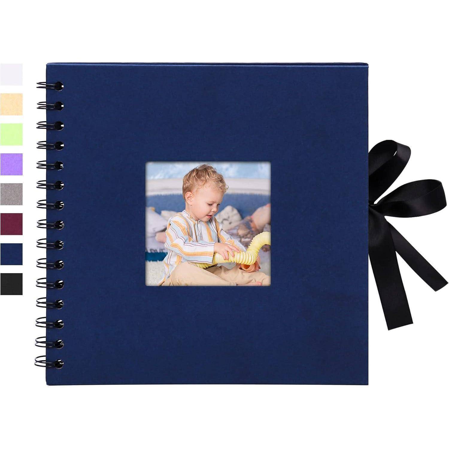 Blaues spiralgebundenes Fotoalbum mit Schleife und kleinem Deckelfenster mit Kinderphoto; Farbmuster erscheinen auf der linken Seite.
