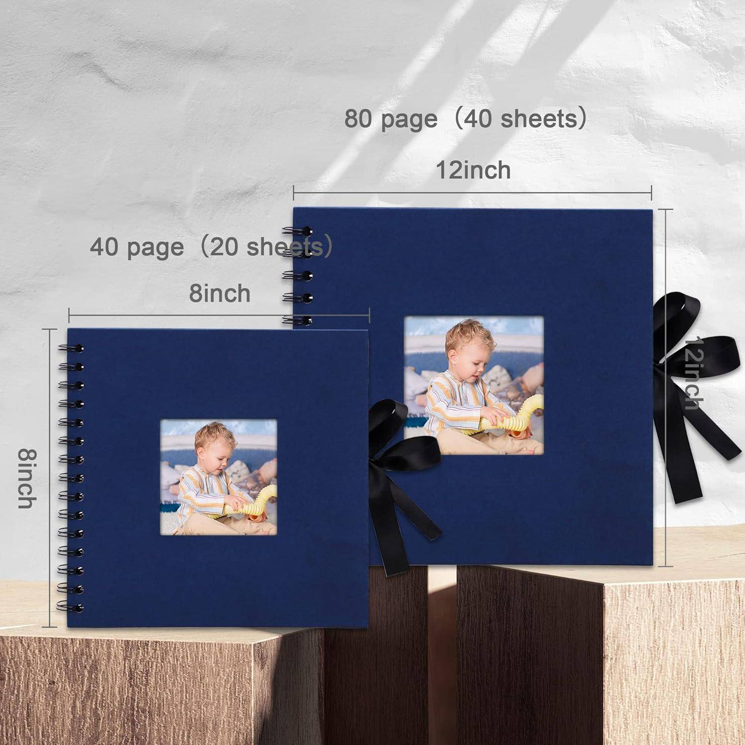 Vergleichsbild von zwei marineblauen Fotoalben: 8 Zoll, 40 Seiten (20 Blätter) und 12 Zoll, 80 Seiten (40 Blätter), jeweils mit einem Coverbild und Schleifenverschluss.