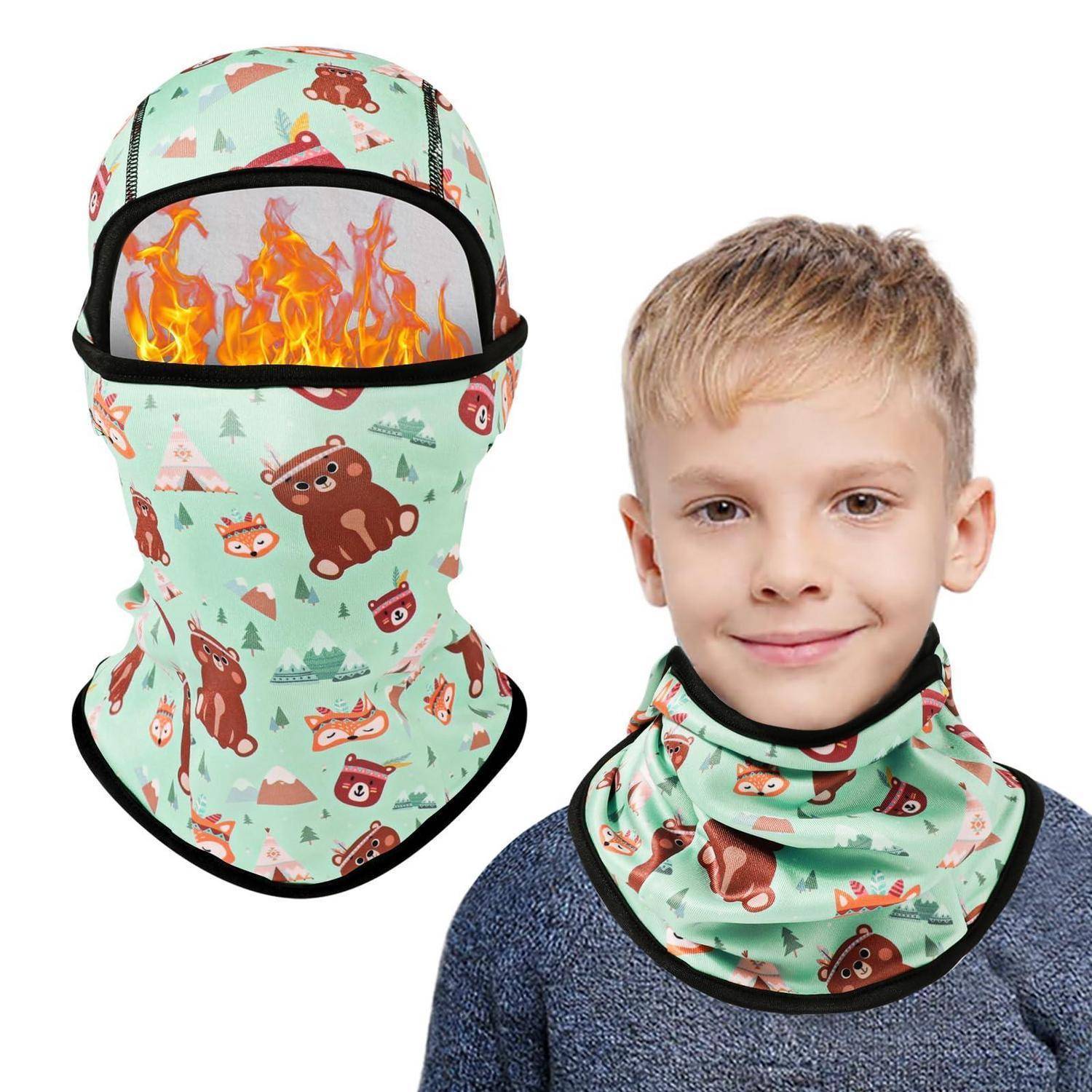 Kind, das einen mintgrünen Hals-Gaiter mit Bärenmuster trägt, gezeigt sowohl als vollständige Gesichtsbedeckung-Balaklava mit einer Flammen-Grafik im Augenbereich als auch als Nackenerwärmer.