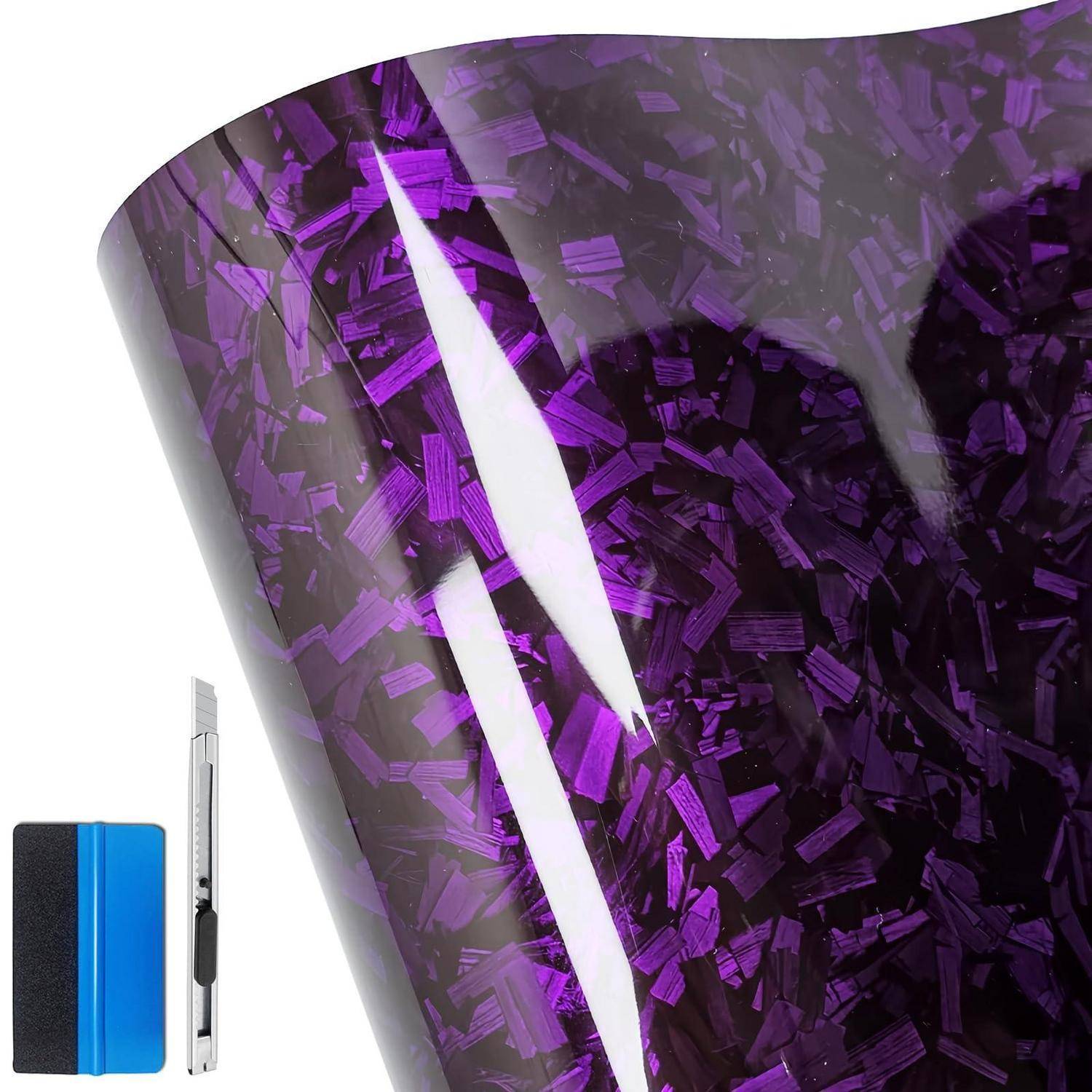 Violette strukturierte Klebstofffolienrolle mit einer Musterkarte und einem daneben gezeigten Schneidewerkzeug, was auf ein Wrap- oder Bastelmaterial hindeutet.