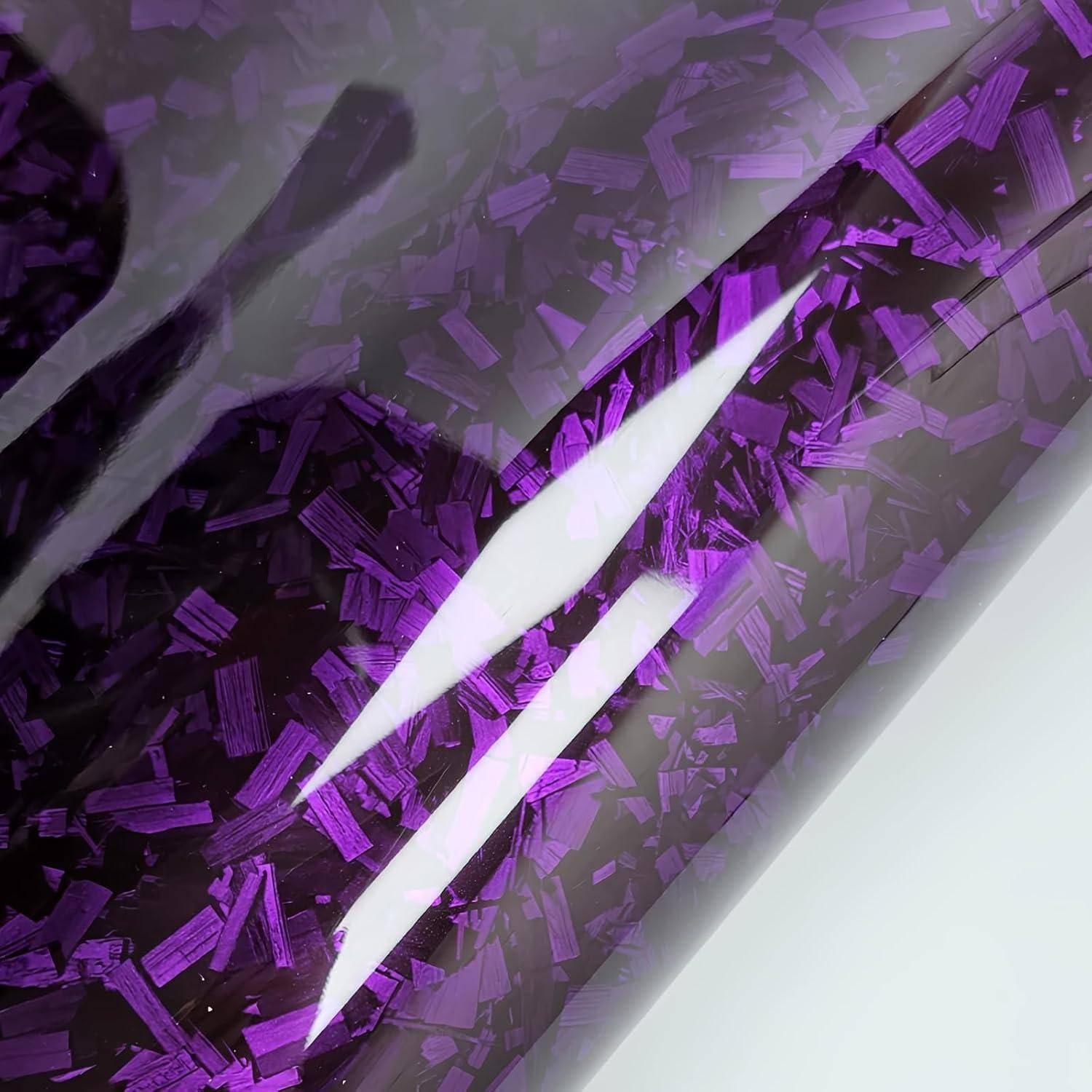Abstrakte Nahaufnahme eines violetten facettierten Kristalls oder Edelsteins mit hellen weißen reflektierenden Streifen auf hellem Hintergrund.