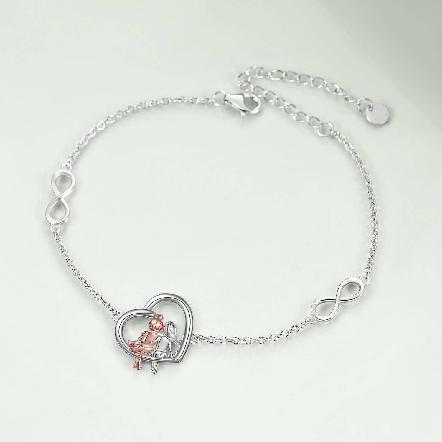 Silberarmband mit Unendlichkeitssymbolen und Herzanhänger mit zwei sitzenden Figuren in Roségold und Silber.