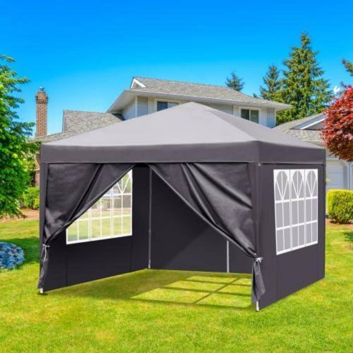 Schwarzes Outdoor-Popup-Baldachindach mit Seitengardinen und Fensterblenden, aufgebaut auf einem Rasen vor einem Haus.