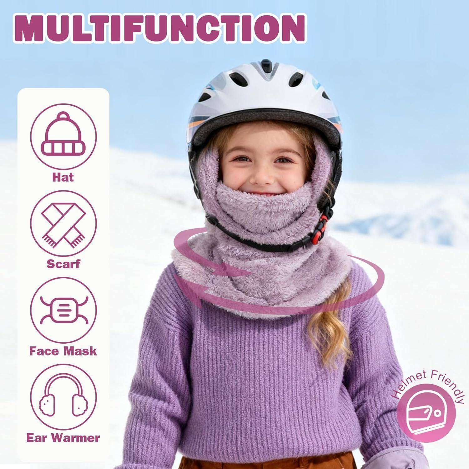 Mädchen, das einen Helm und einen violetten multifunktionalen Winter-Halswärmer trägt, der als Mütze, Schal, Gesichtsmaske oder Ohrenwärmer verwendet werden kann.