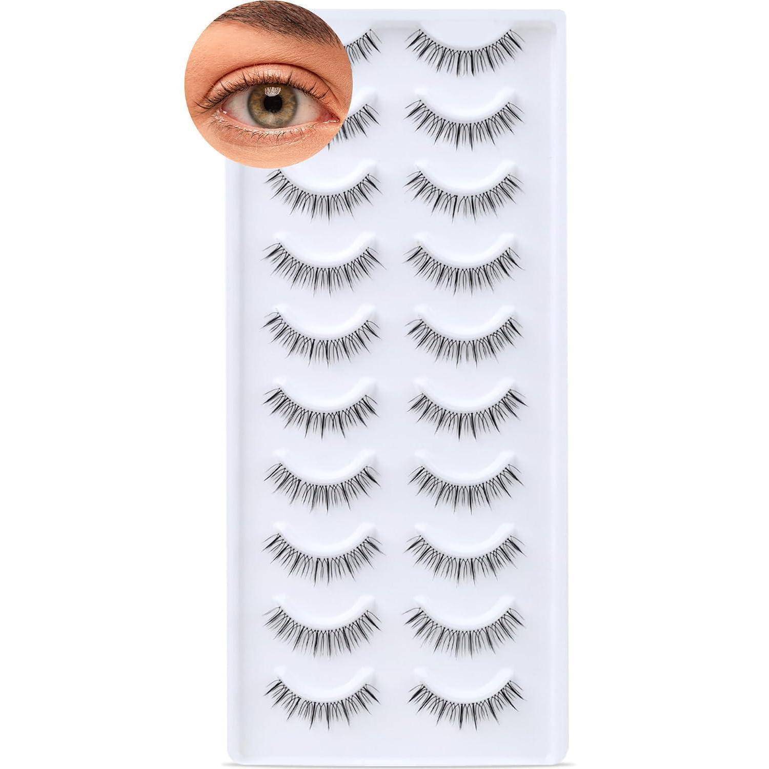 Tablett mit falschen Wimpern mit einer vergrößerten Augenaufnahme, die zeigt, wie die Wimpern beim Tragen aussehen.