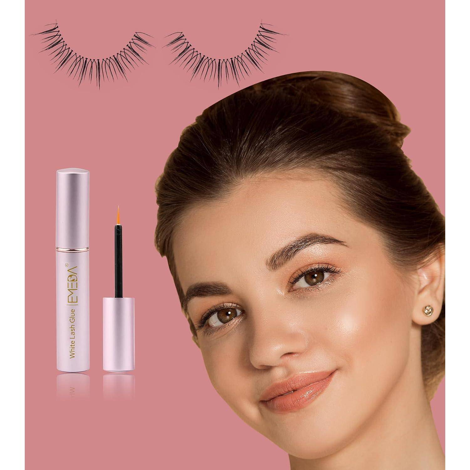 Schönheitsanzeige mit einer Frau, die künstliche Wimpern trägt, neben einem Mascara-Behälter und Applikator auf rosafarbenem Hintergrund.