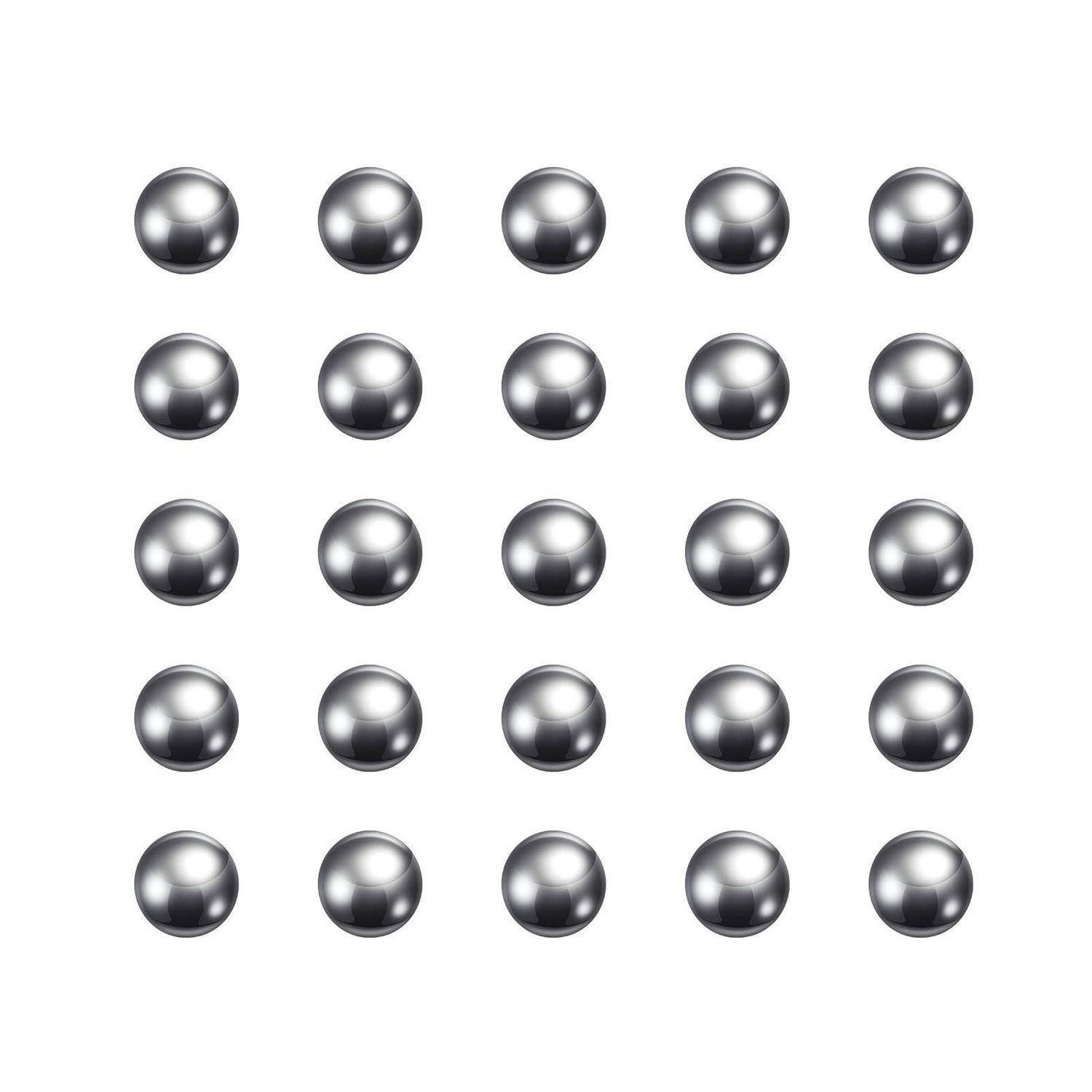 Ein 5-mal-5-Gitter aus glänzenden silbernen metallischen Kugeln auf weißem Hintergrund.
