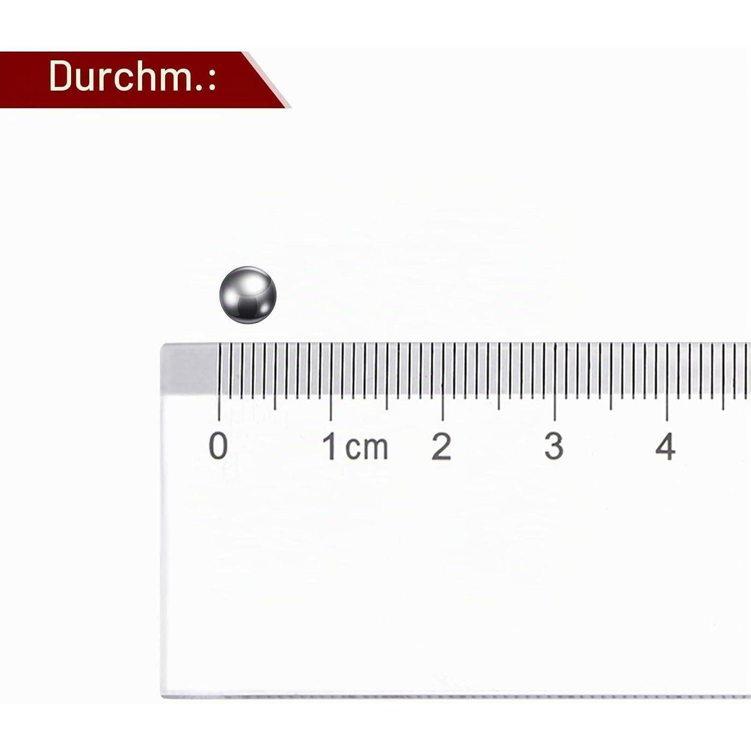 Ein kleiner silberner Ball über einem Lineal, das den Durchmesser misst, mit der Beschriftung „Durchm.