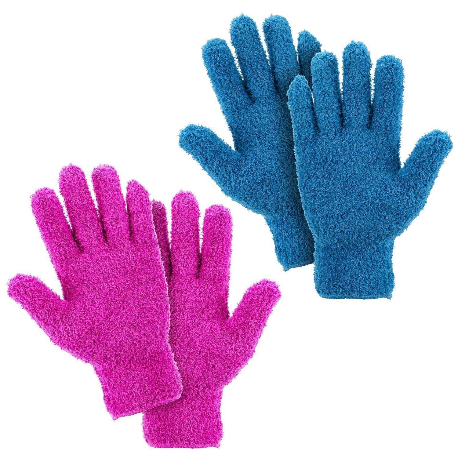 Zwei Paar flauschige Reinigungshandschuhe, einer blau und einer rosa, auf weißem Hintergrund.