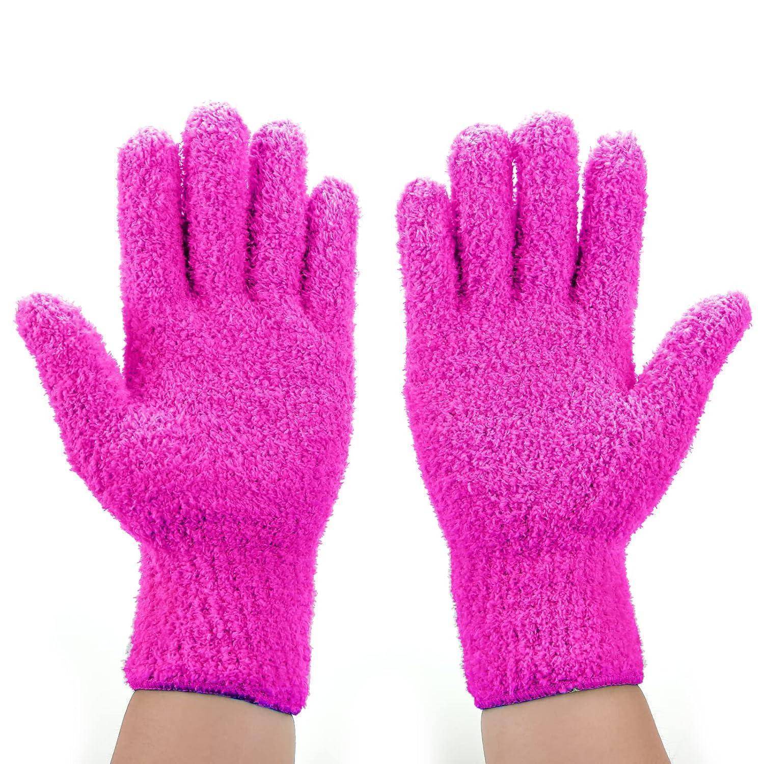 Paar helle rosa flauschige Handschuhe mit nach vorne gewandten Handflächen auf weißem Hintergrund.